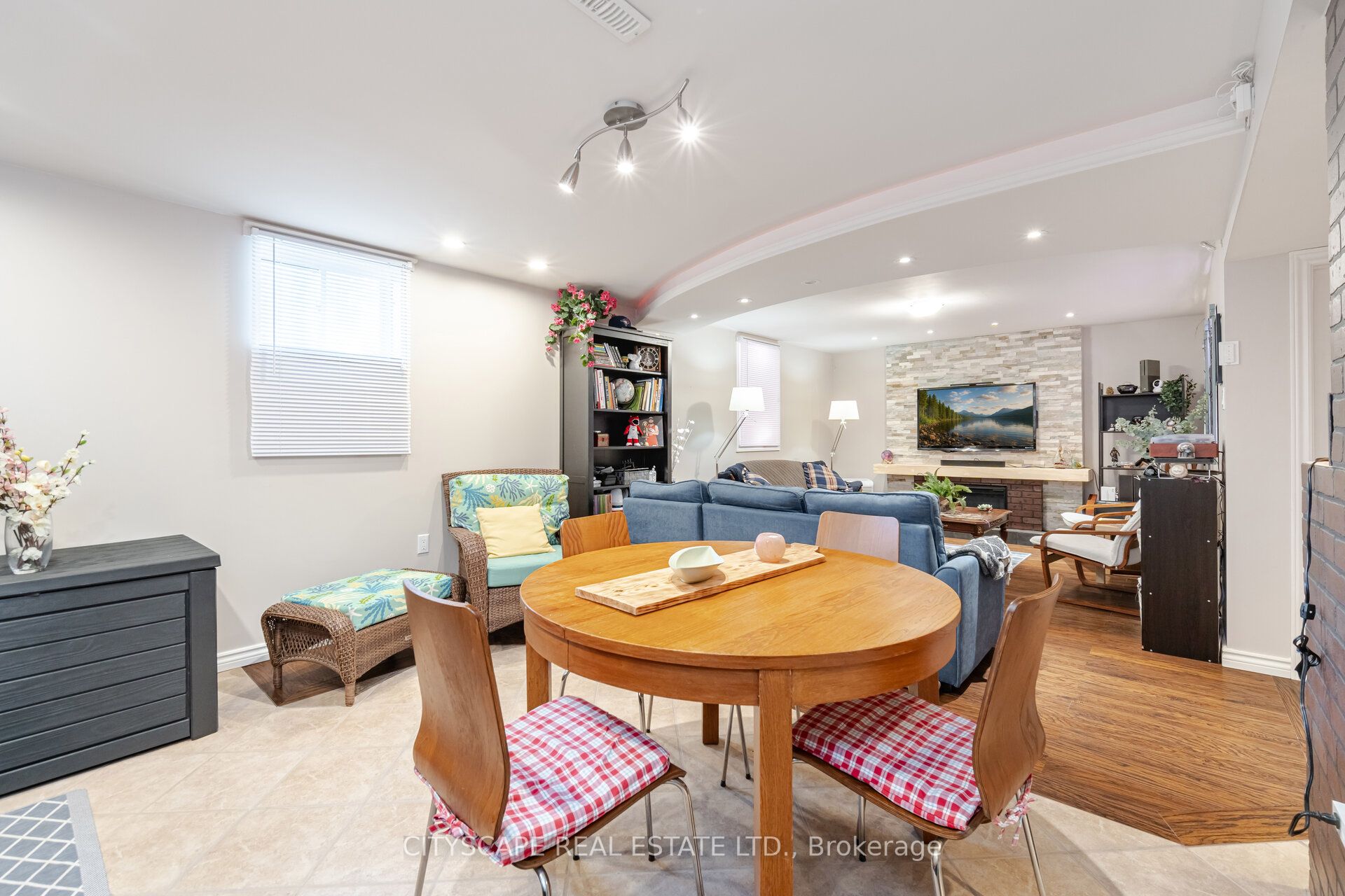 657 Symons Cross