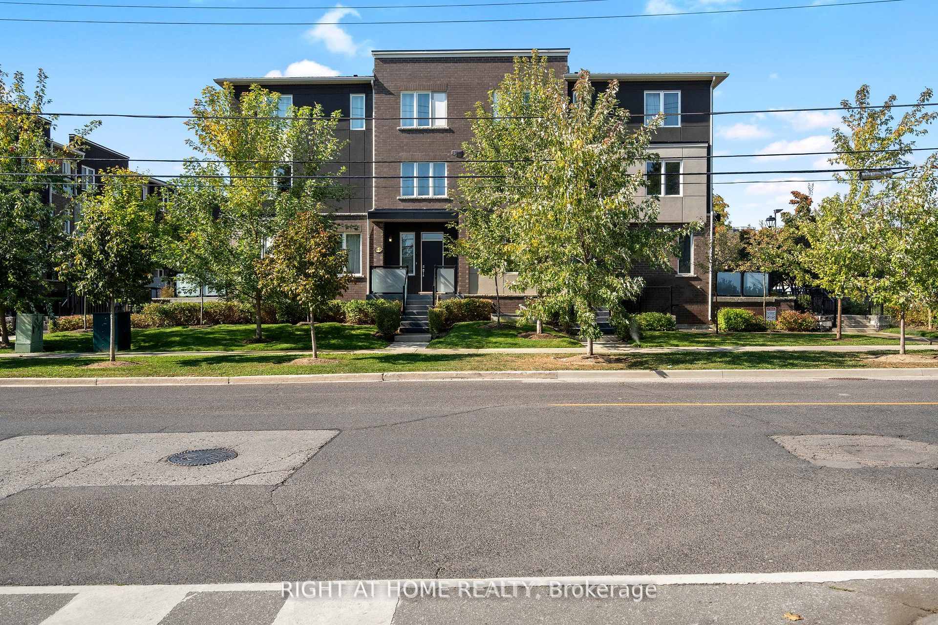 3 Bedrooms Condo at 25 Heron Park, Toronto For sale