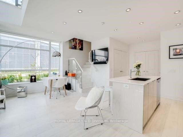 2 Bedrooms Condo at 80 Marine Parade, Toronto For sale