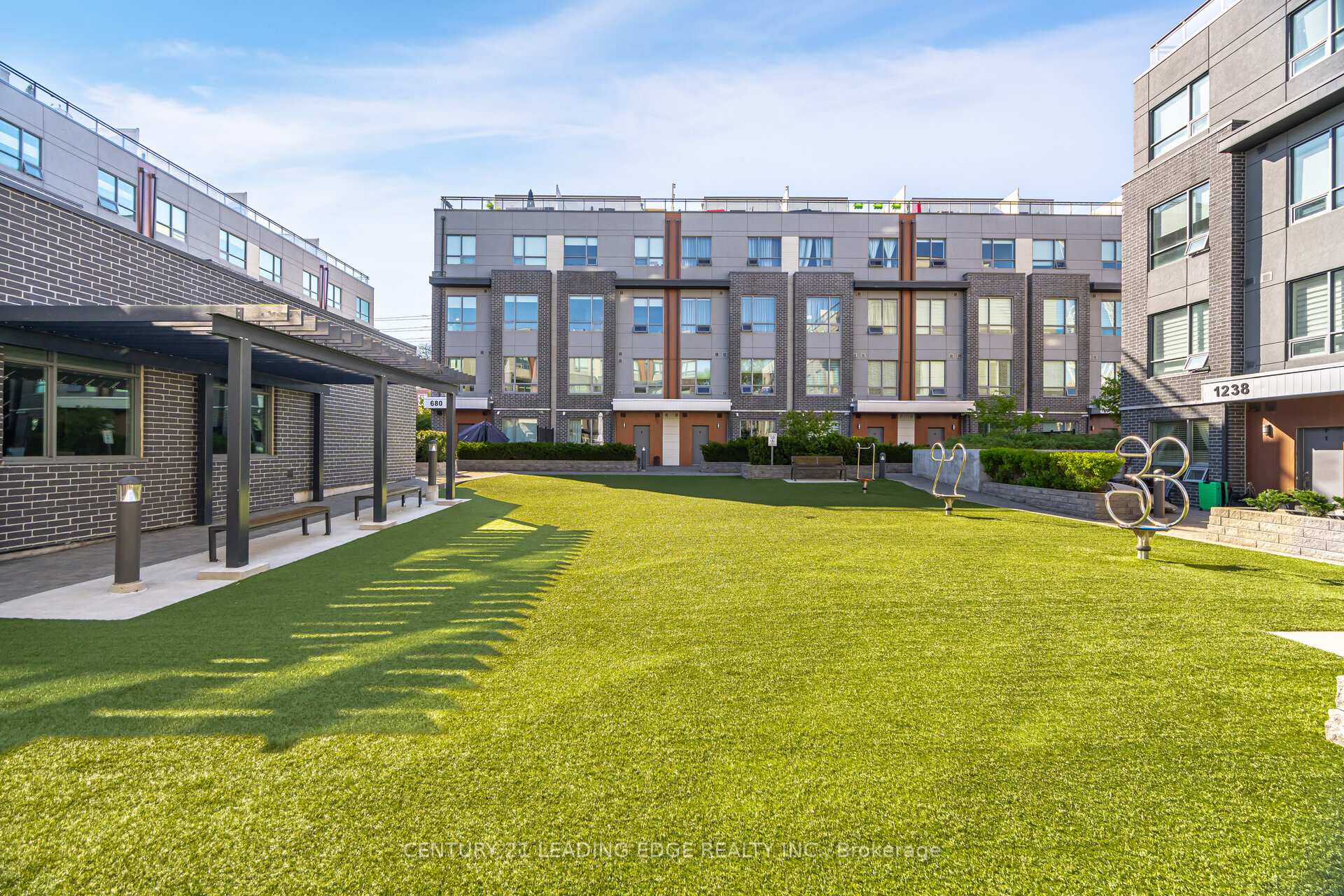 2 Bedrooms Condo at 650 Atwater, Mississauga For sale