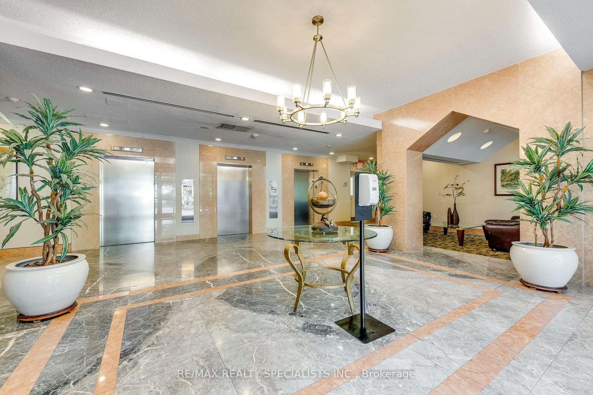 2 Bedrooms Condo at 2177 Burnhamthorpe, Mississauga For sale
