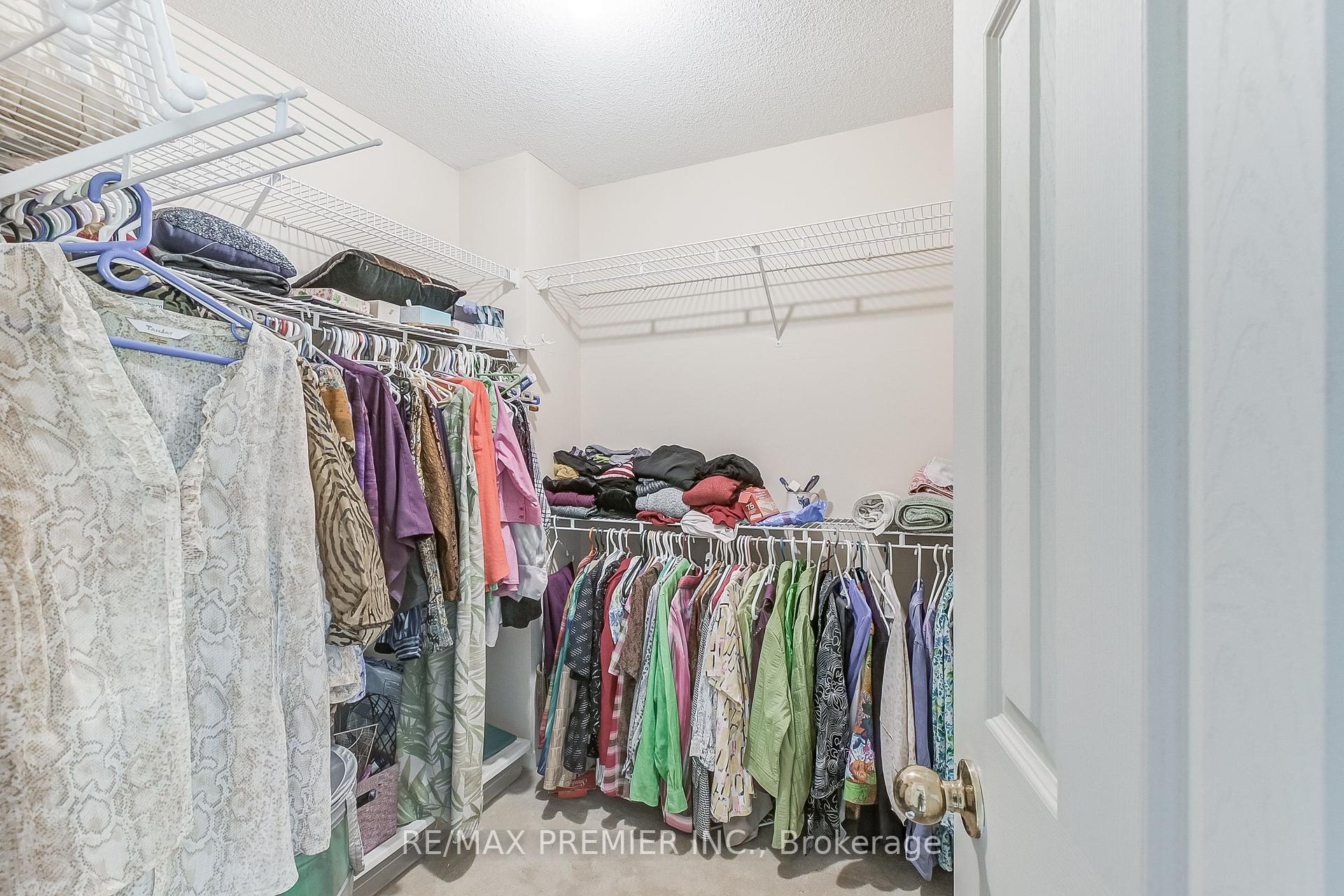 4 Bedrooms Condo at 3600 Colonial, Mississauga For sale