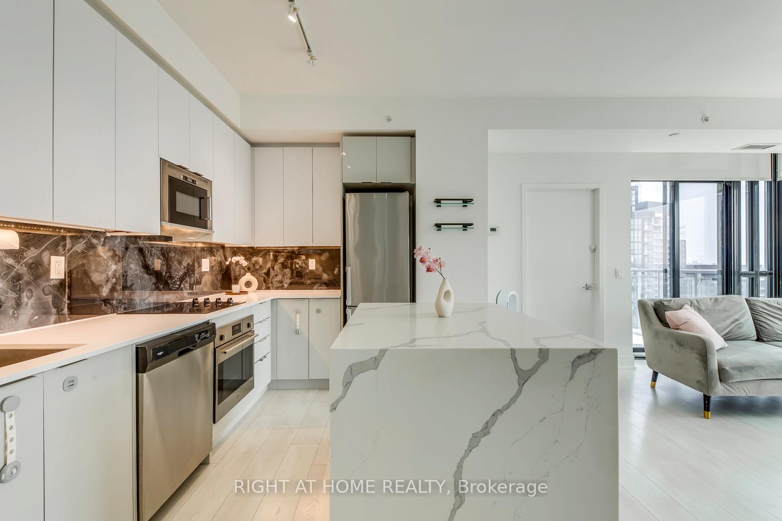 2 Bedrooms Condo at 2916 Highway 7, Vaughan For sale