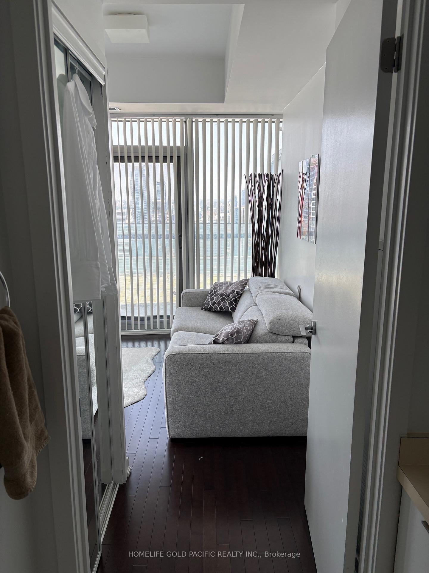 3 Bedrooms Condo at 14 York, Toronto For sale