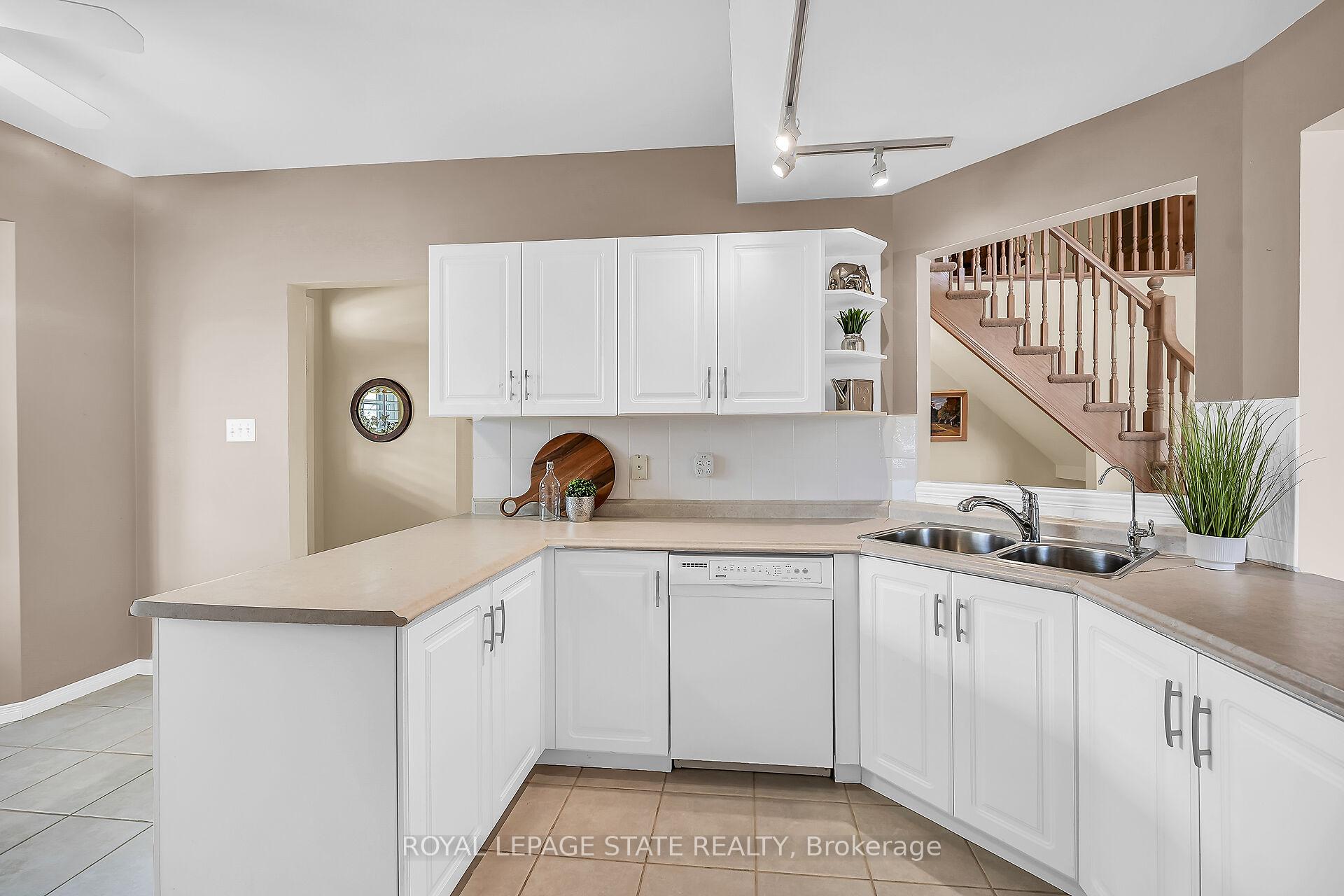 3 Bedrooms Condo at 212 Stonehenge,  Hamilton For sale