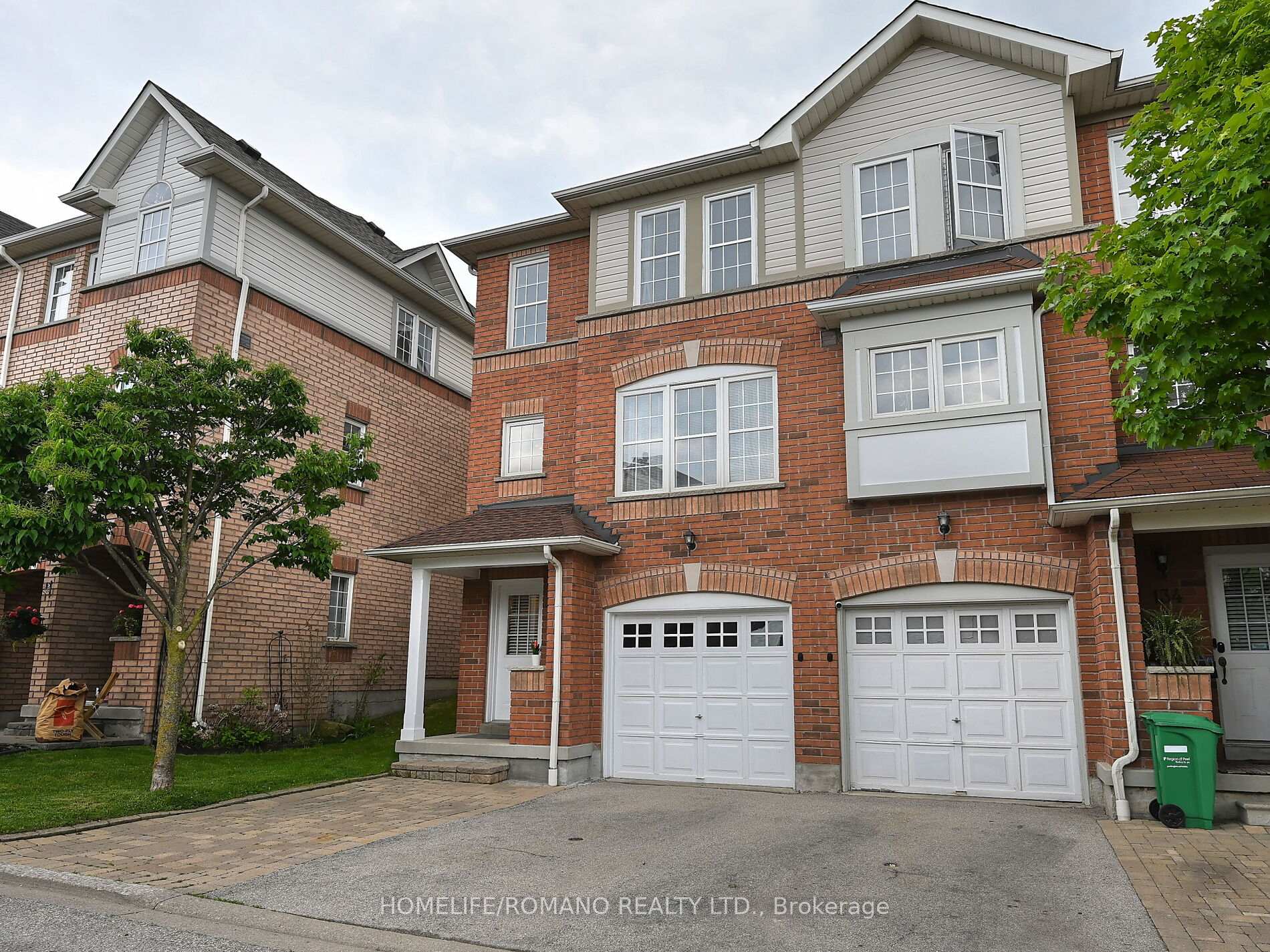 4 Bedrooms Condo at 3030 Breakwater, Mississauga For sale