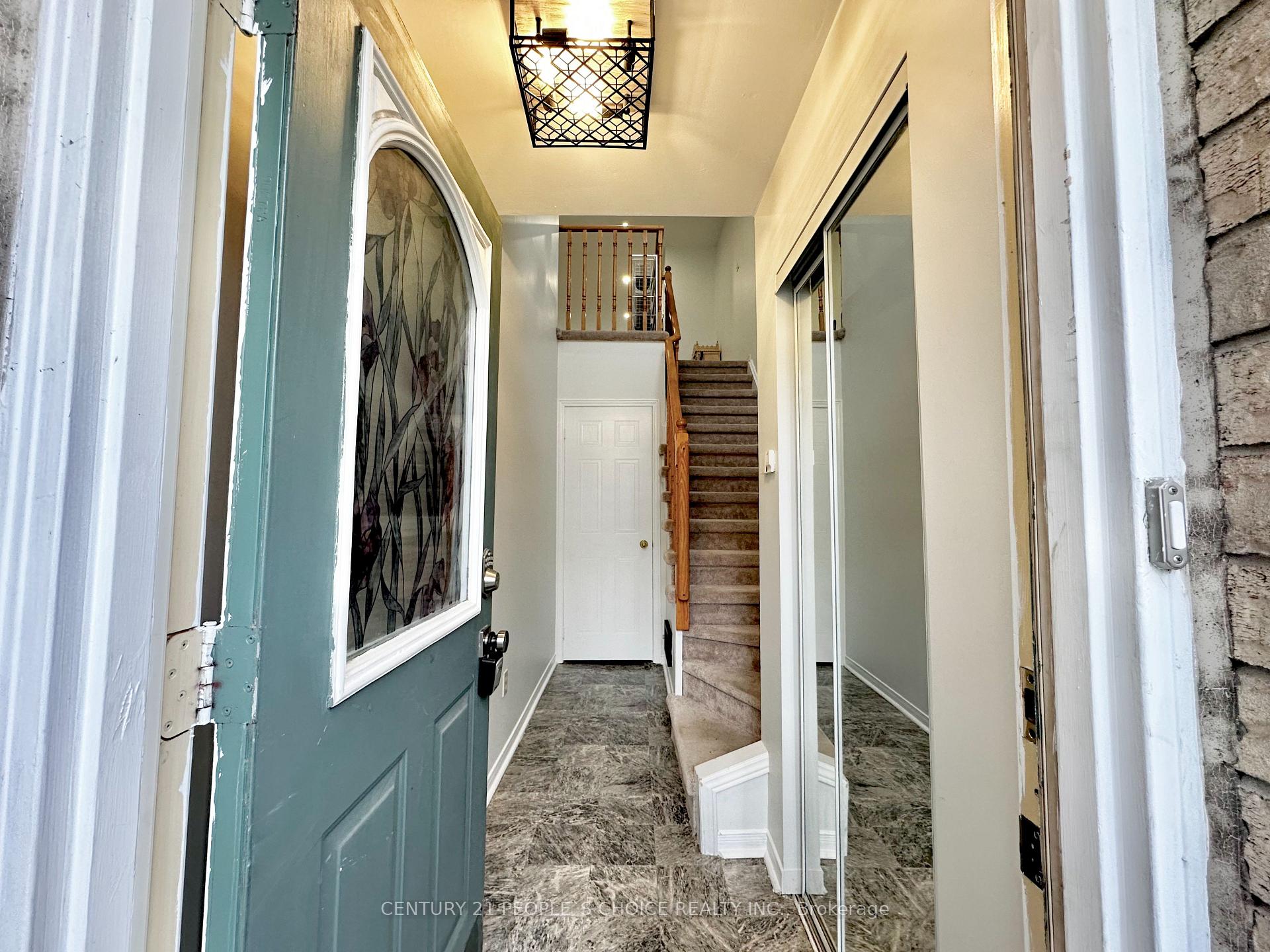 3 Bedrooms Condo at 2530 Northampton, Burlington For sale