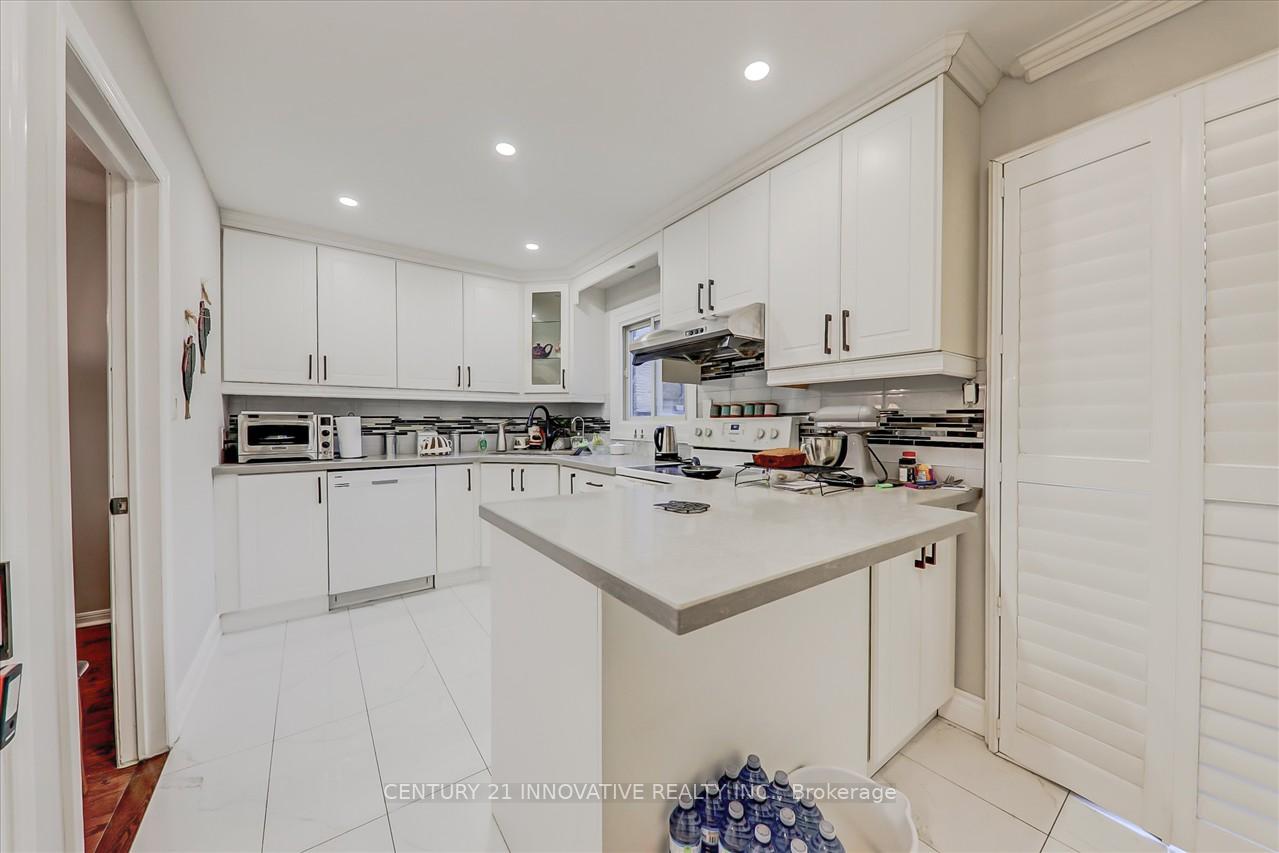 4 Bedrooms Condo at 100 Burrows Hall,  Toronto For sale