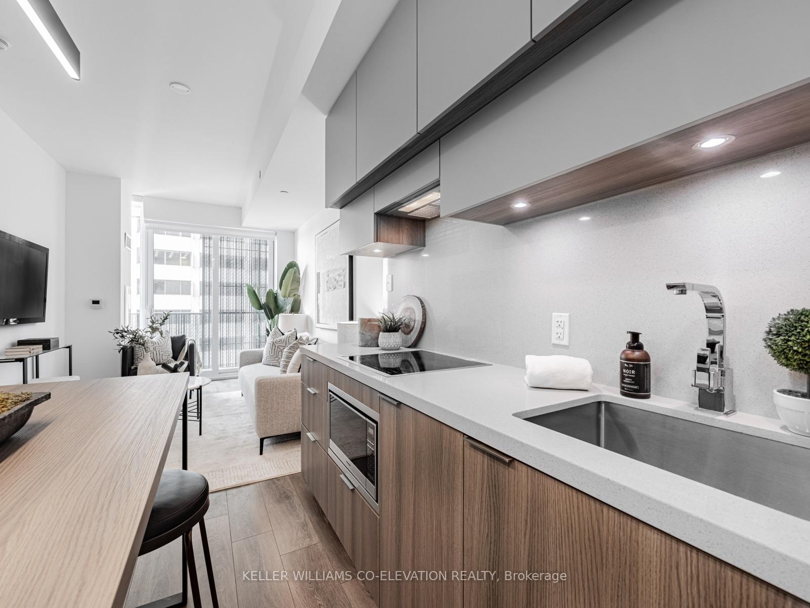 1 Bedroom Condo at 8 Eglinton,  Toronto For sale