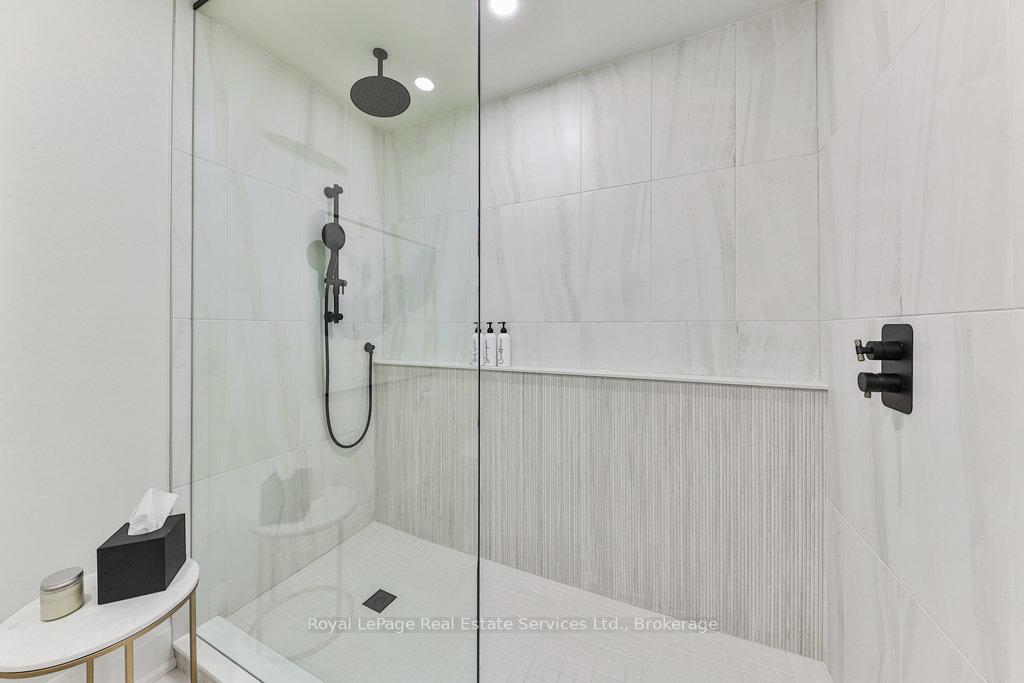 2 Bedrooms Condo at 2170 Marine, Oakville For sale