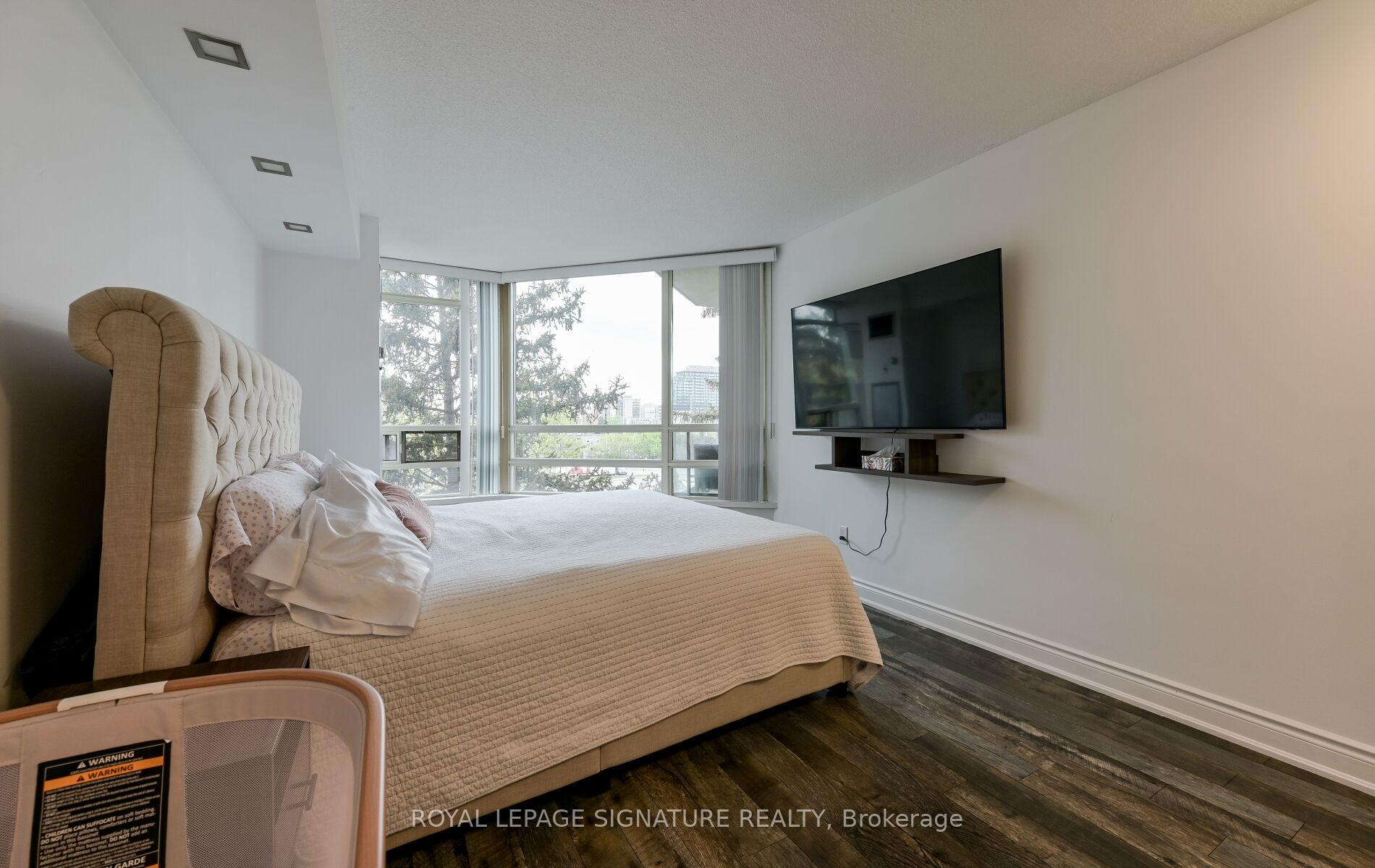 2 Bedrooms Condo at 75 King, Mississauga For sale