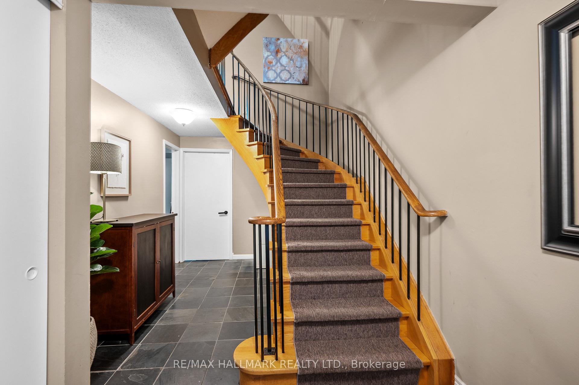 3 Bedrooms Condo at 6679 Shelter Bay, Mississauga For sale