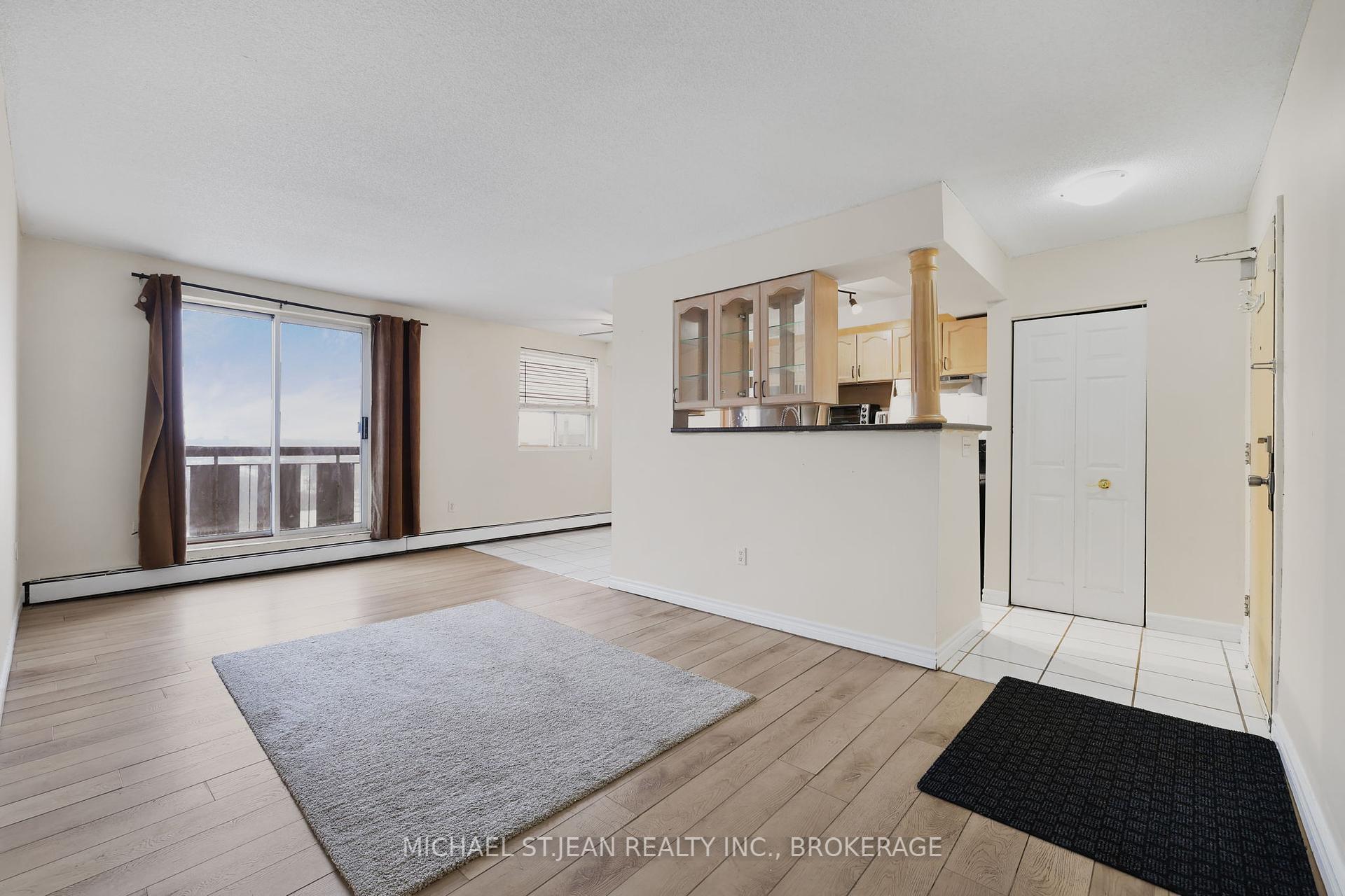 2 Bedrooms Condo at 851 Queenston,  Hamilton For sale