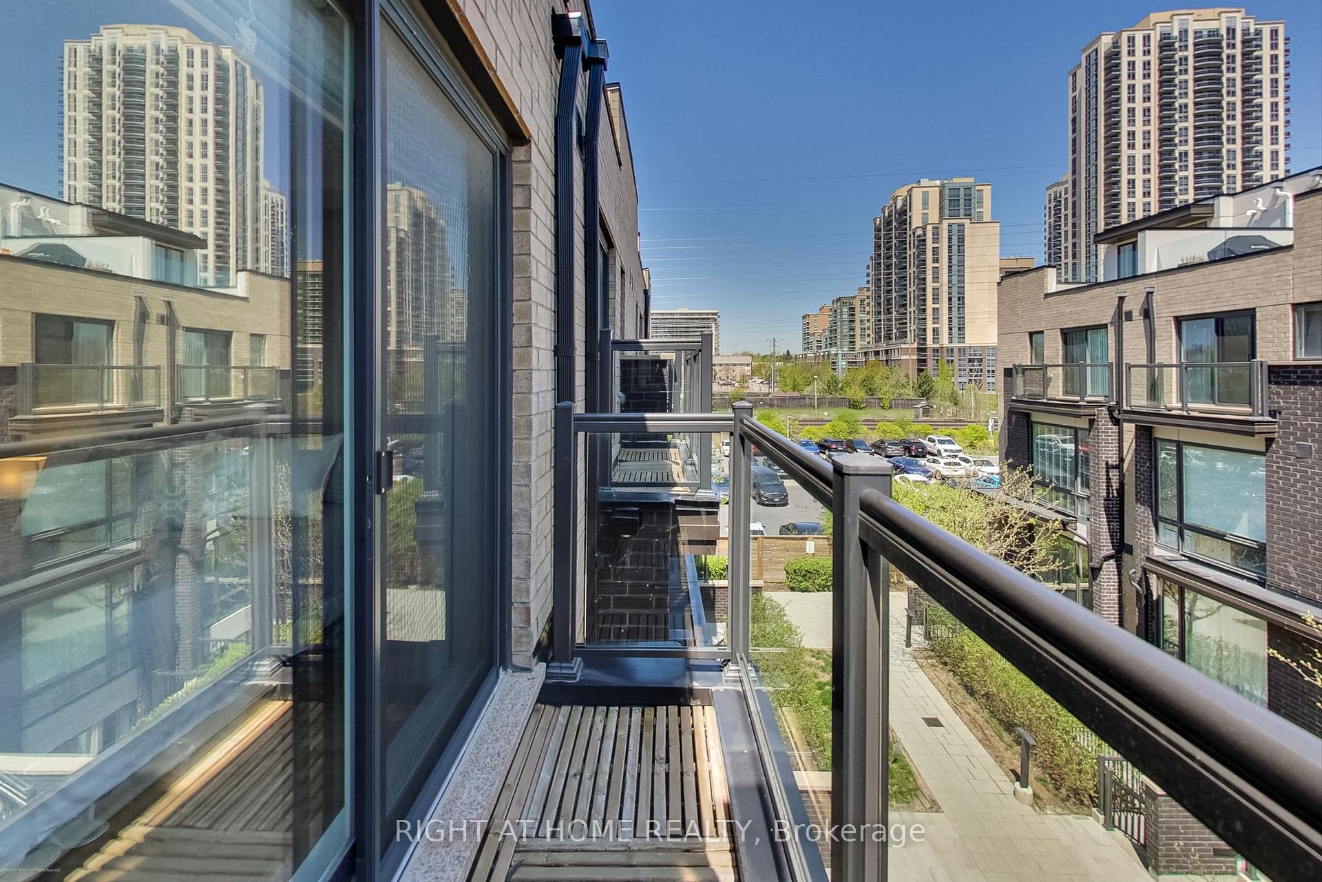 2 Bedrooms Condo at 30 Fieldway, Toronto For sale