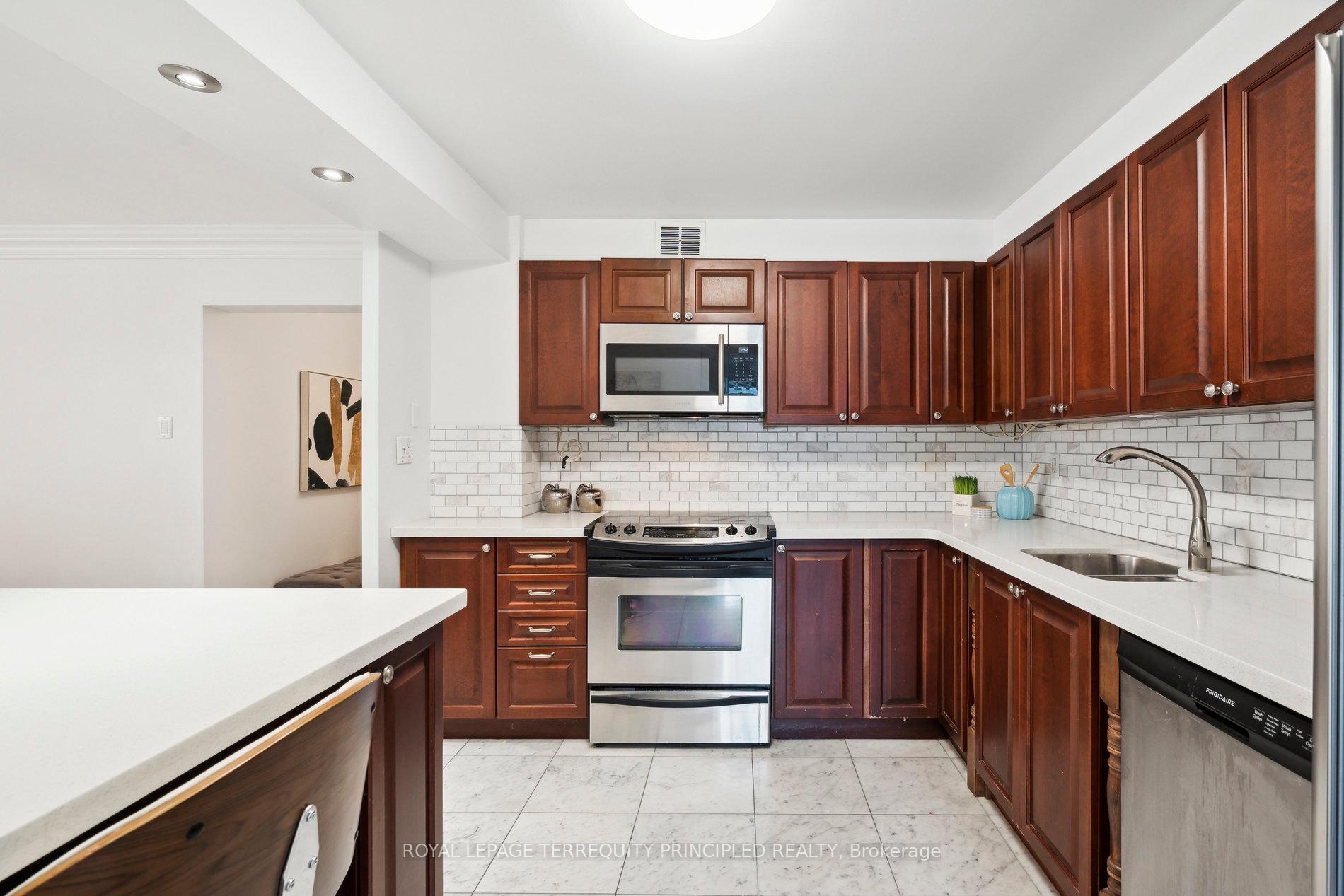 3 Bedrooms Condo at 1400 Dixie, Mississauga For sale