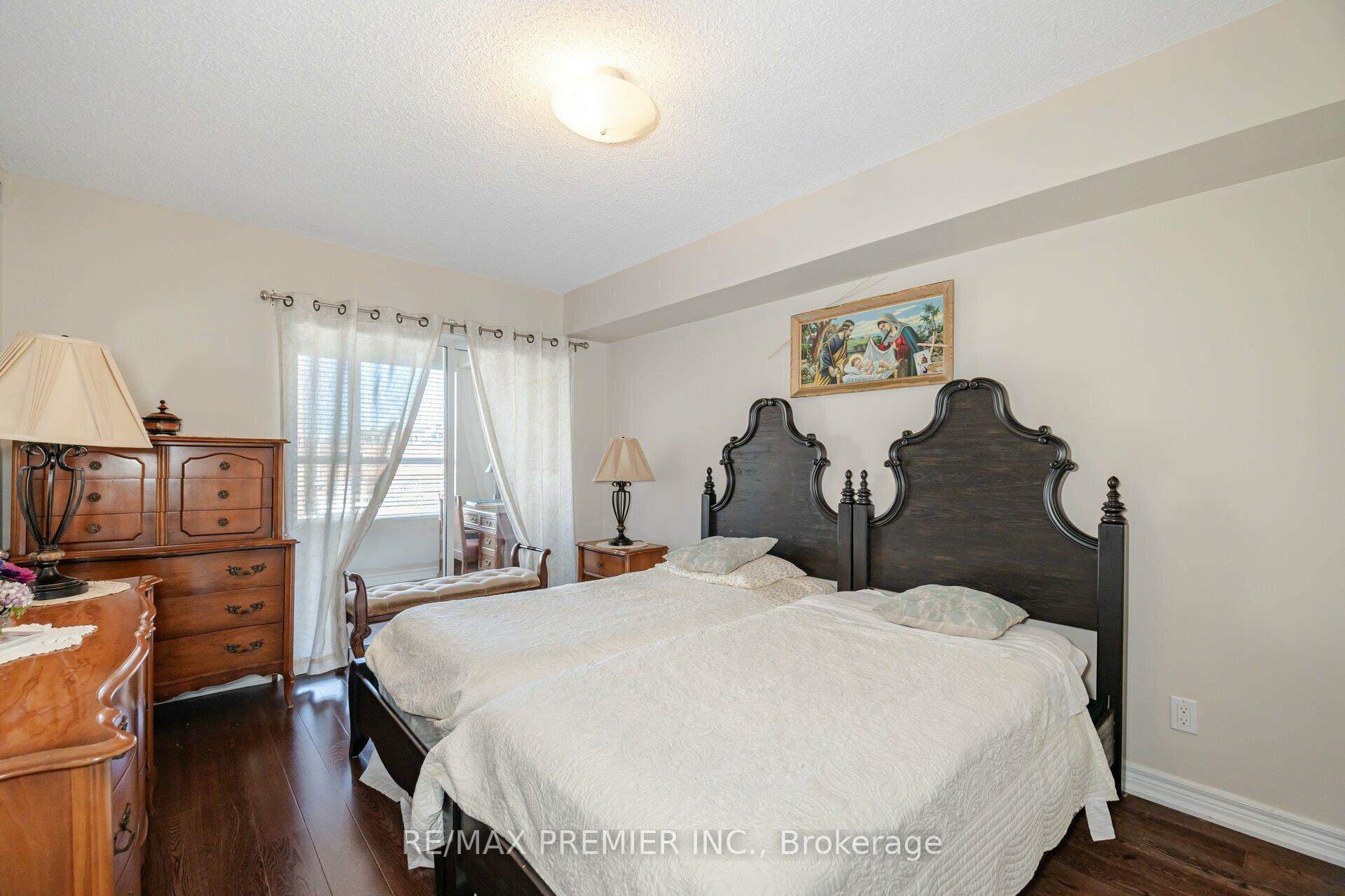 2 Bedrooms Condo at 121 Woodbridge,  Vaughan For sale