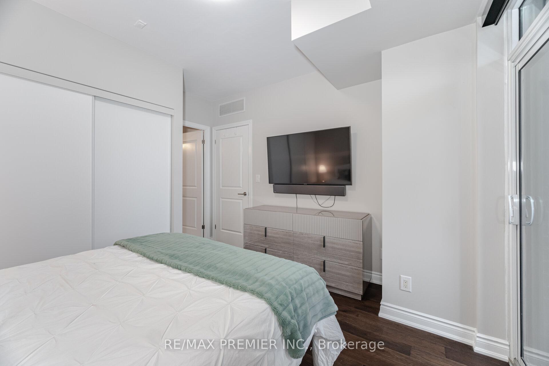 1 Bedroom Condo at 281 Woodbridge,  Vaughan For sale