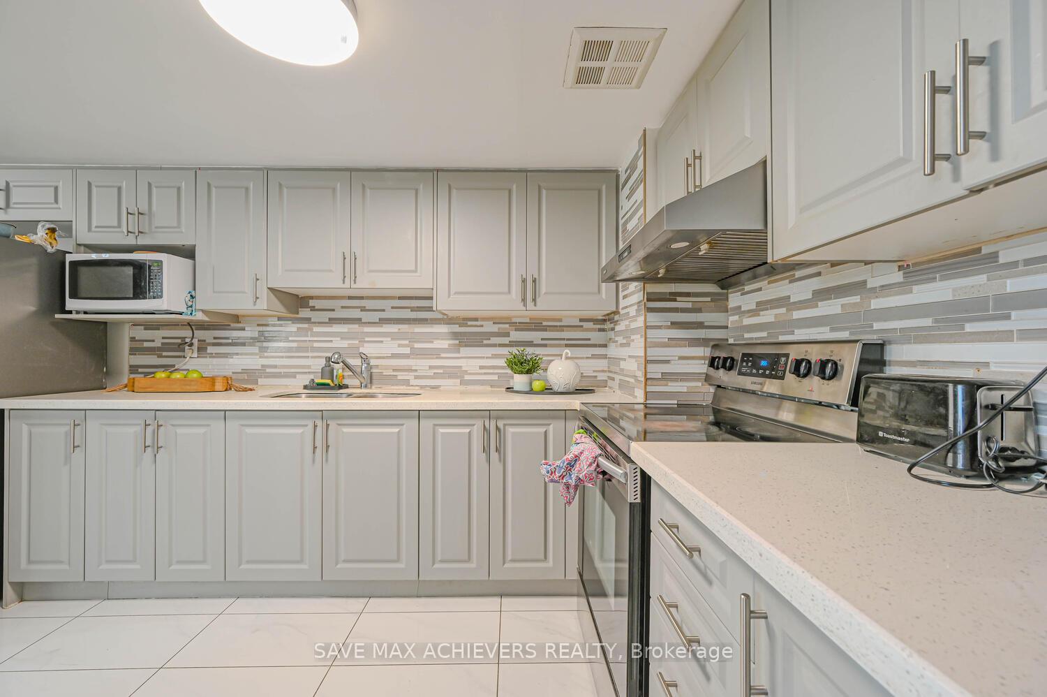 3 Bedrooms Condo at 21 Markbrook, Toronto For sale