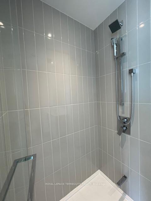 2 Bedrooms Condo at 3900 Confederation, Mississauga For sale
