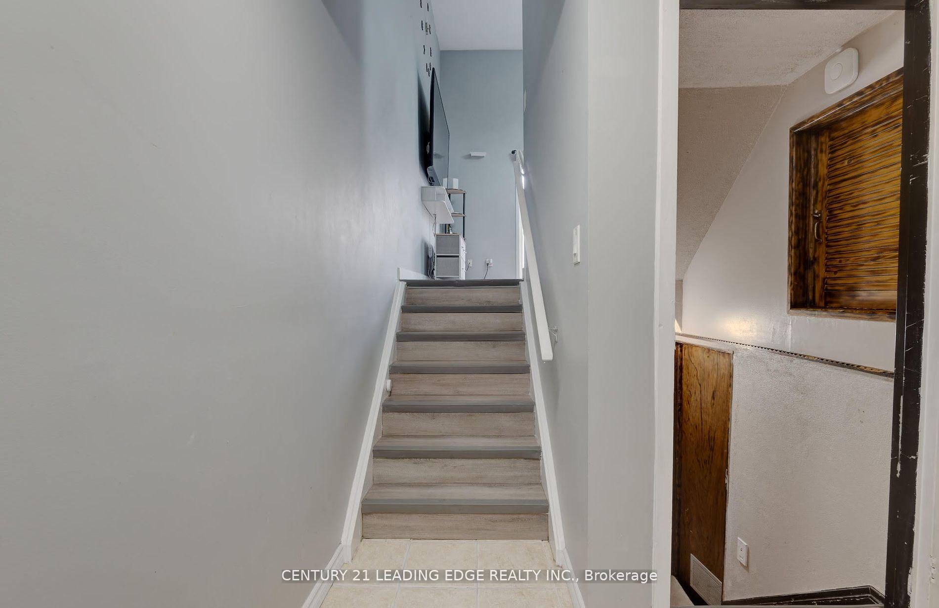 3 Bedrooms Condo at 11 Harrisford, Hamilton For sale