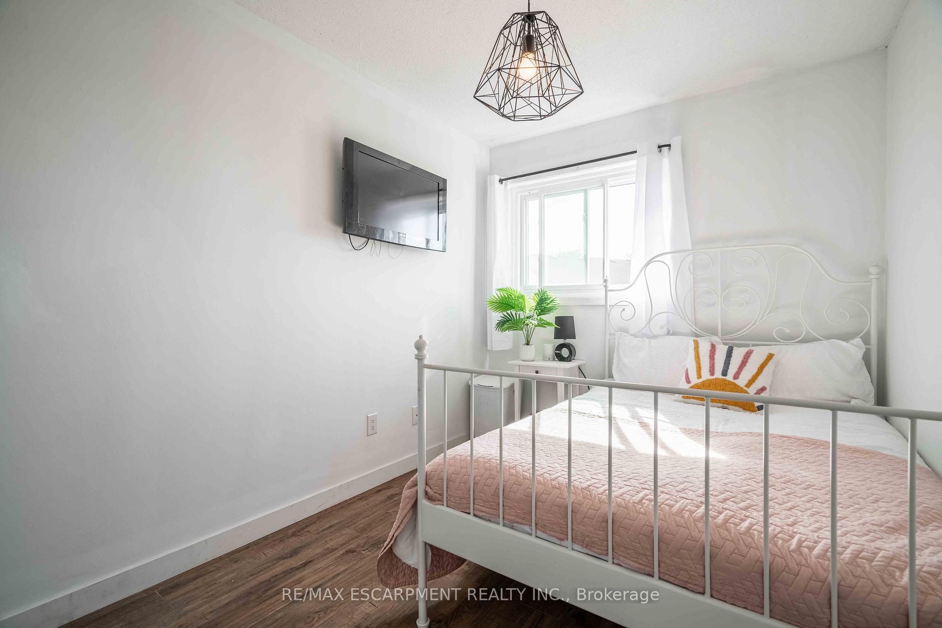 3 Bedrooms Condo at 1190 Upper Ottawa, Hamilton For sale