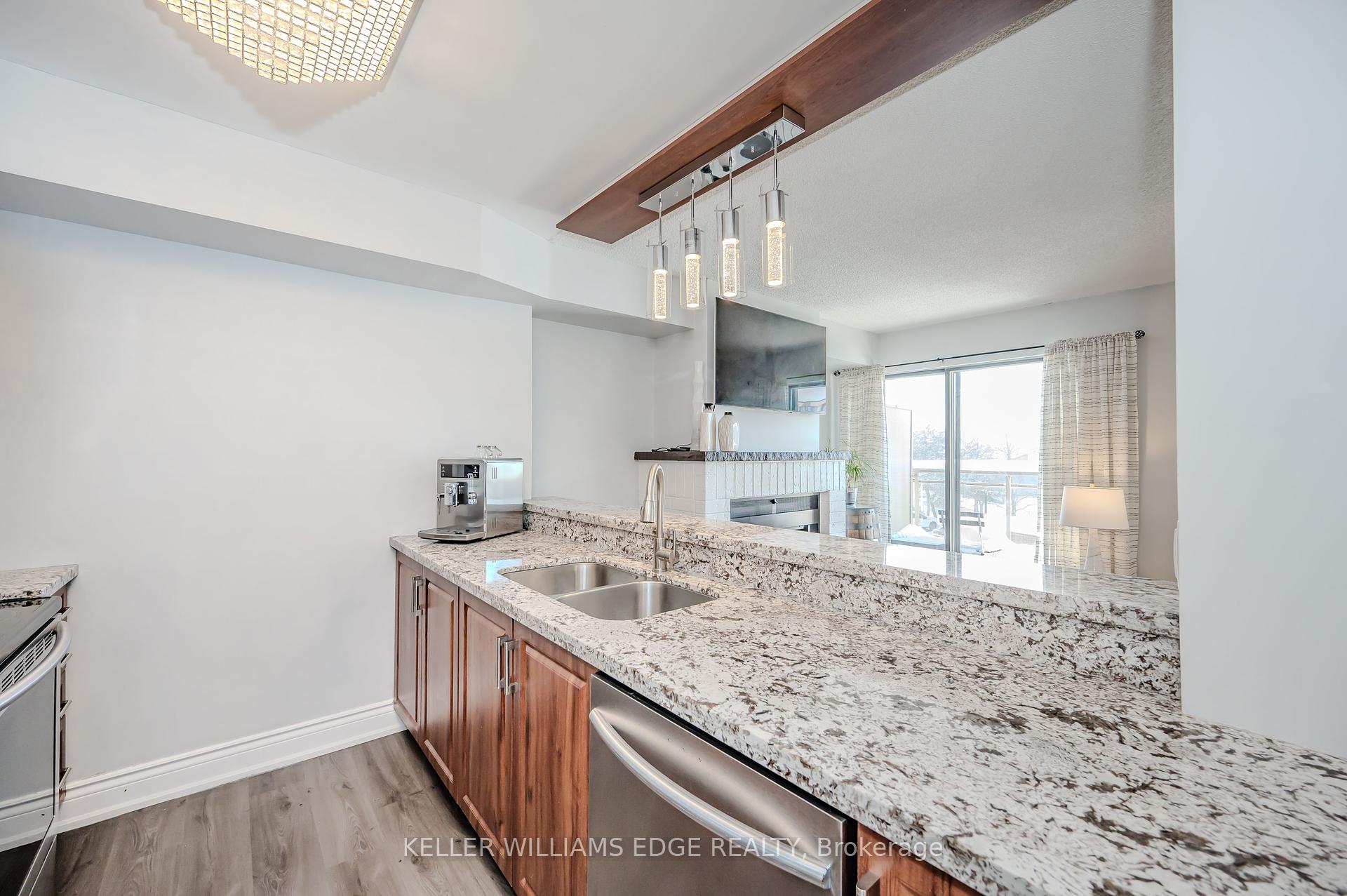 3 Bedrooms Condo at 1000 Cedarglen, Mississauga For sale