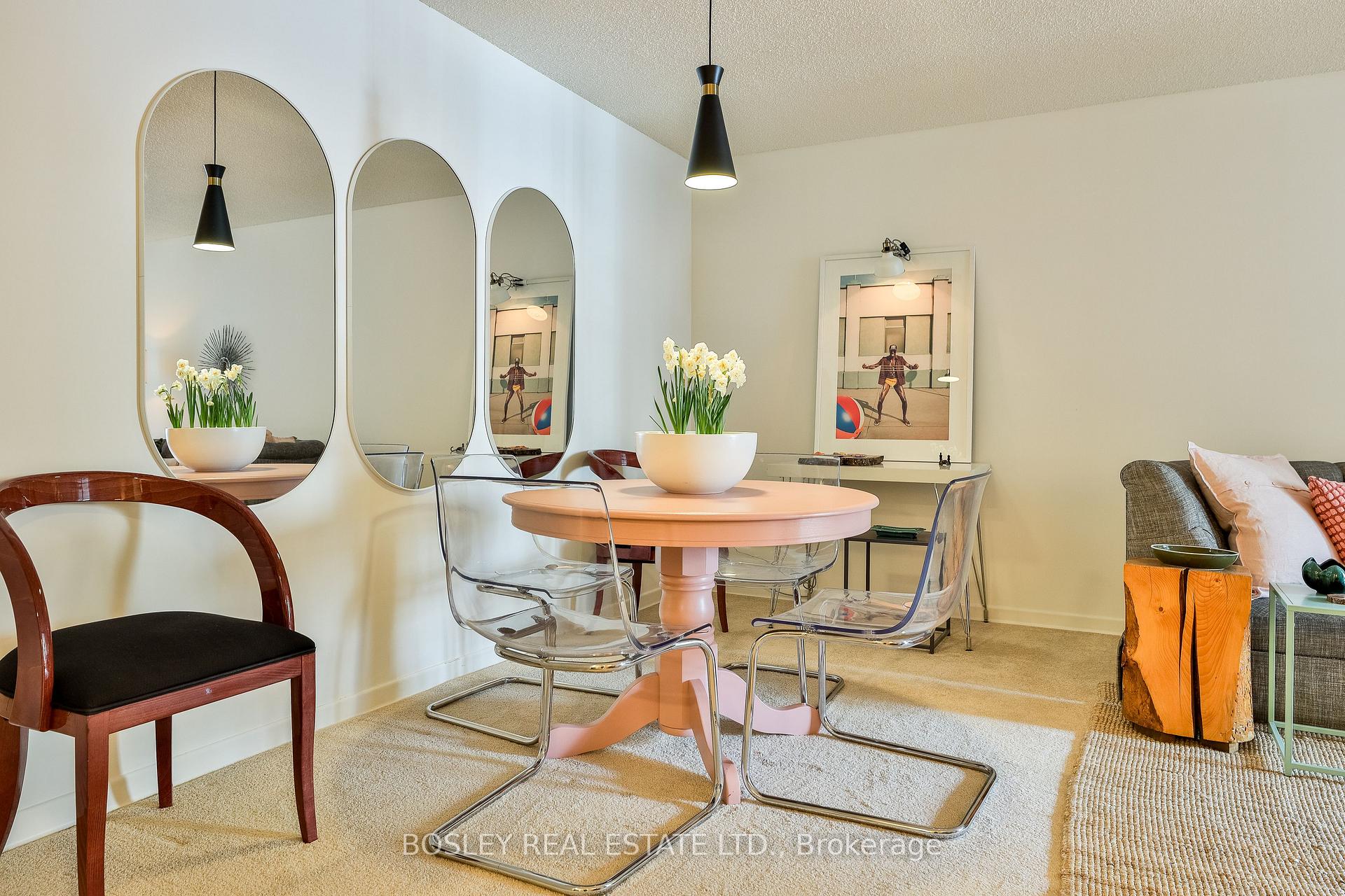 2 Bedrooms Condo at 25 Maitland, Toronto For sale