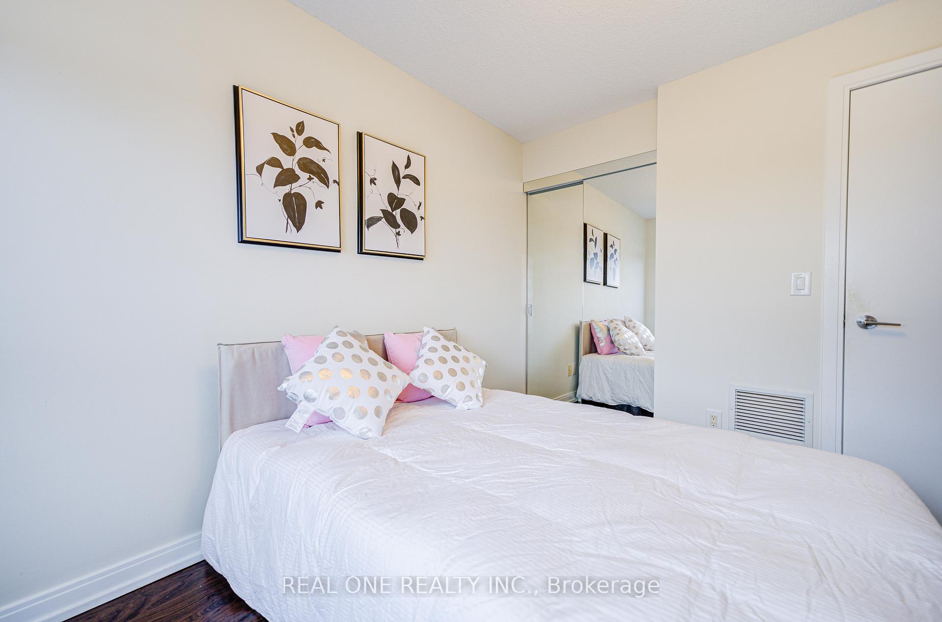 3 Bedrooms Condo at 151 Village Green, Toronto For sale