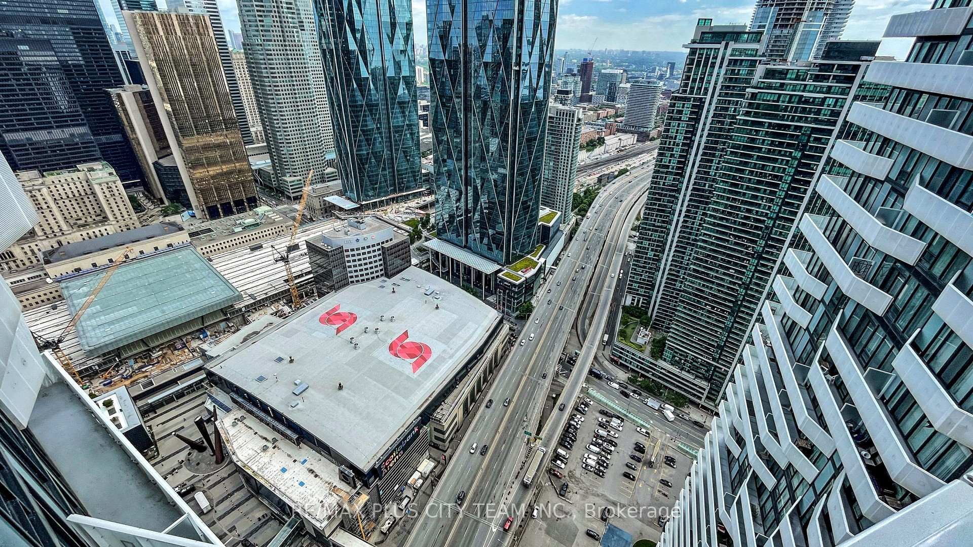 2 Bedrooms Condo at 100 Harbour, Toronto For sale