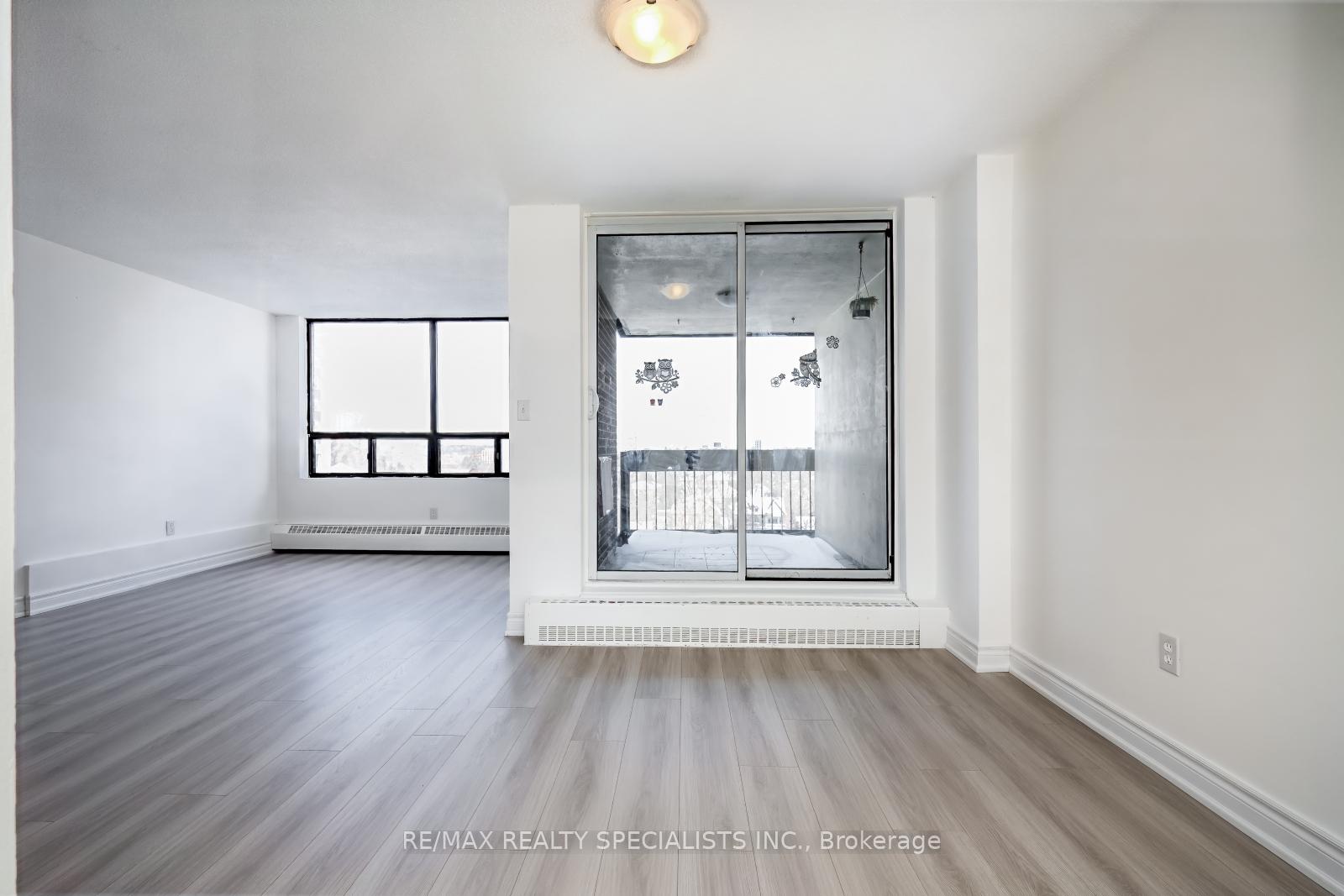 3 Bedrooms Condo at 2556 Argyle, Mississauga For sale