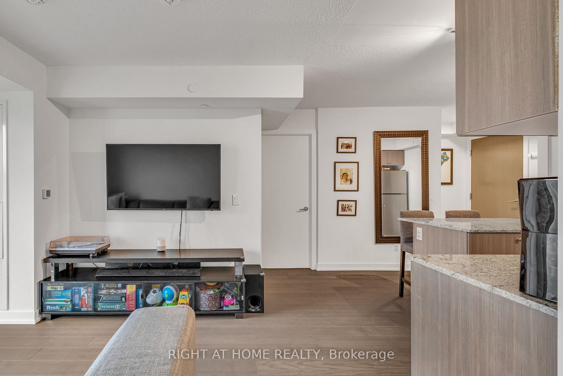 2 Bedrooms Condo at 10 Wilby, Toronto For sale
