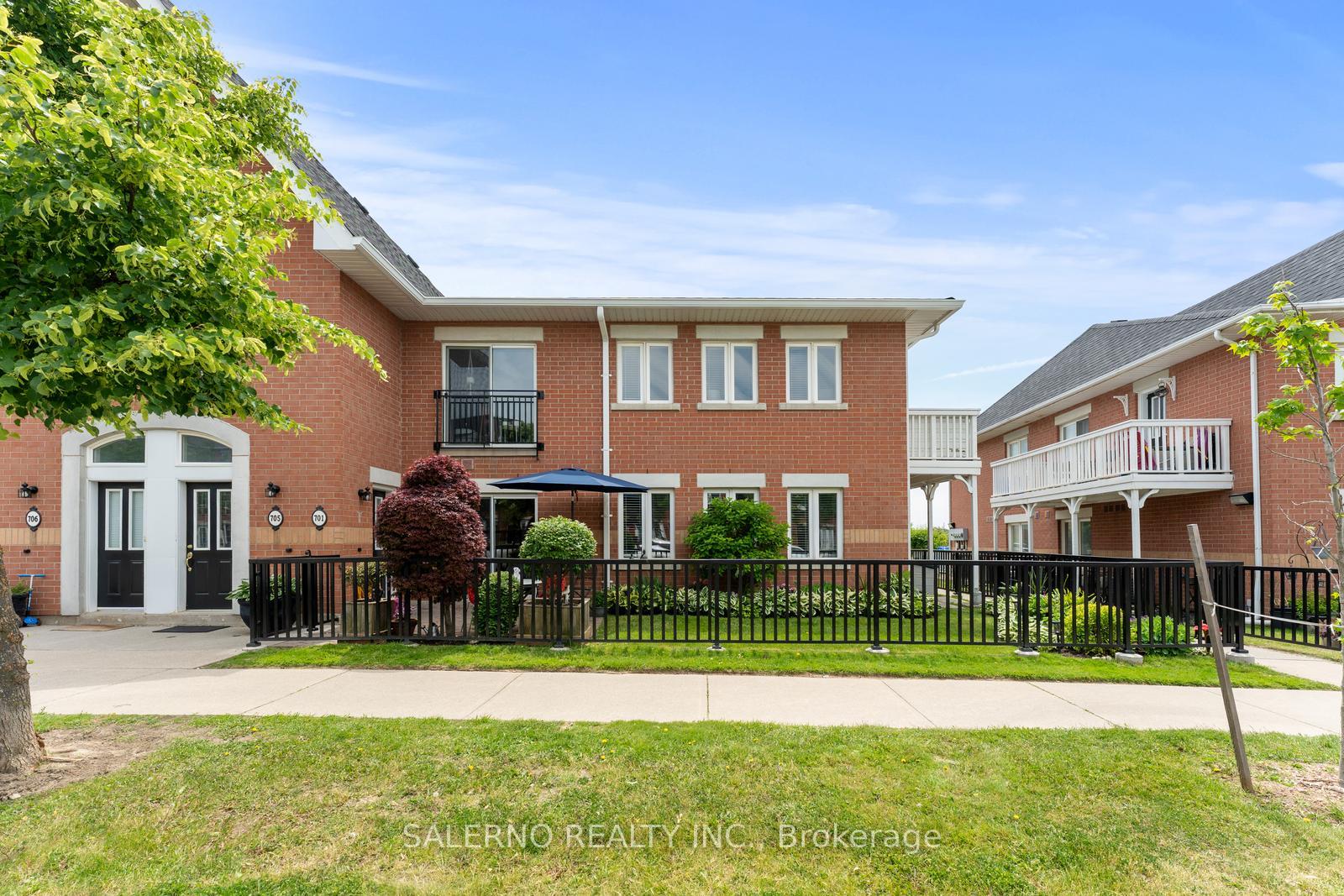 3 Bedrooms Condo at 1701 Lampman, Burlington For sale
