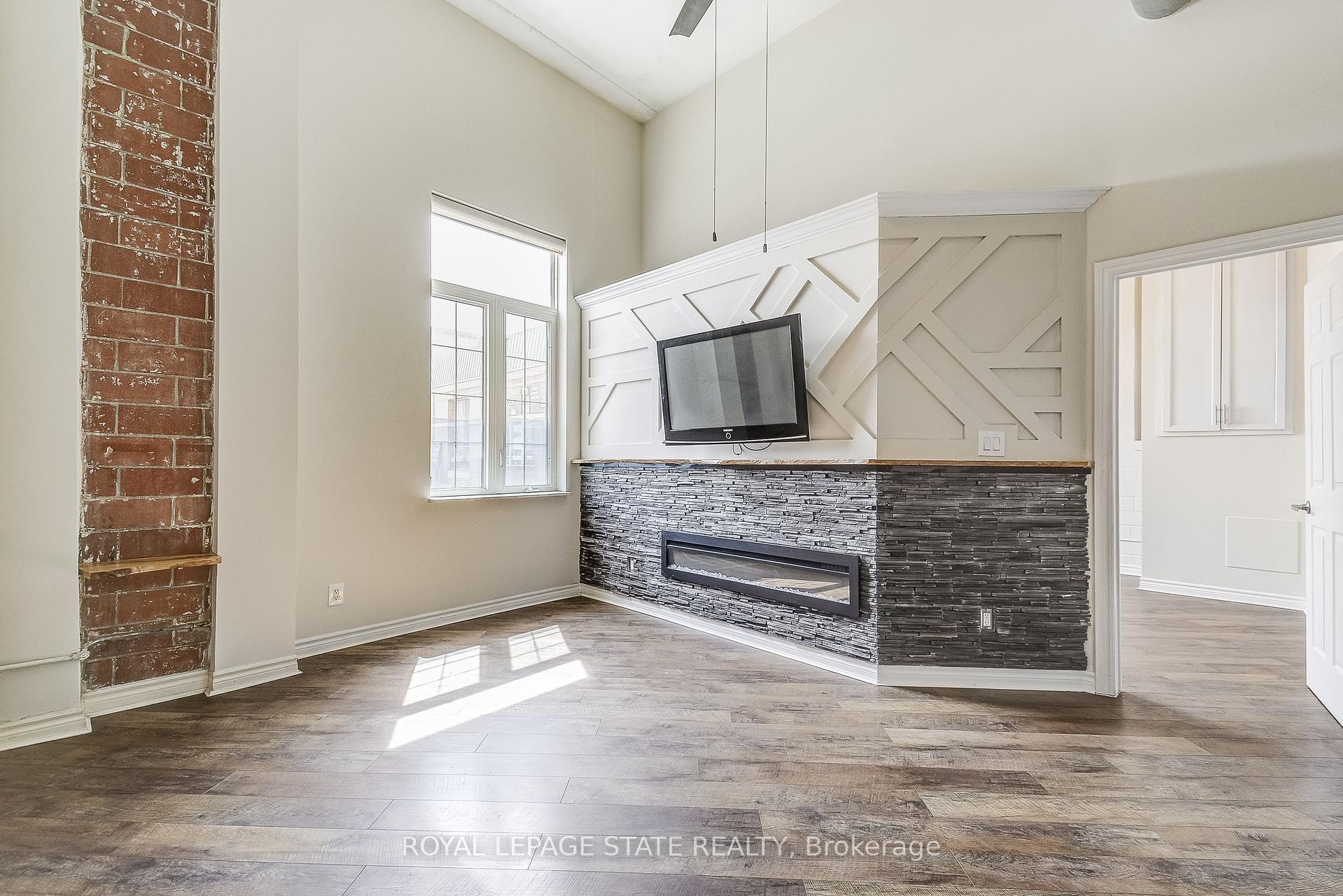 2 Bedrooms Condo at 80 King William, Hamilton For sale