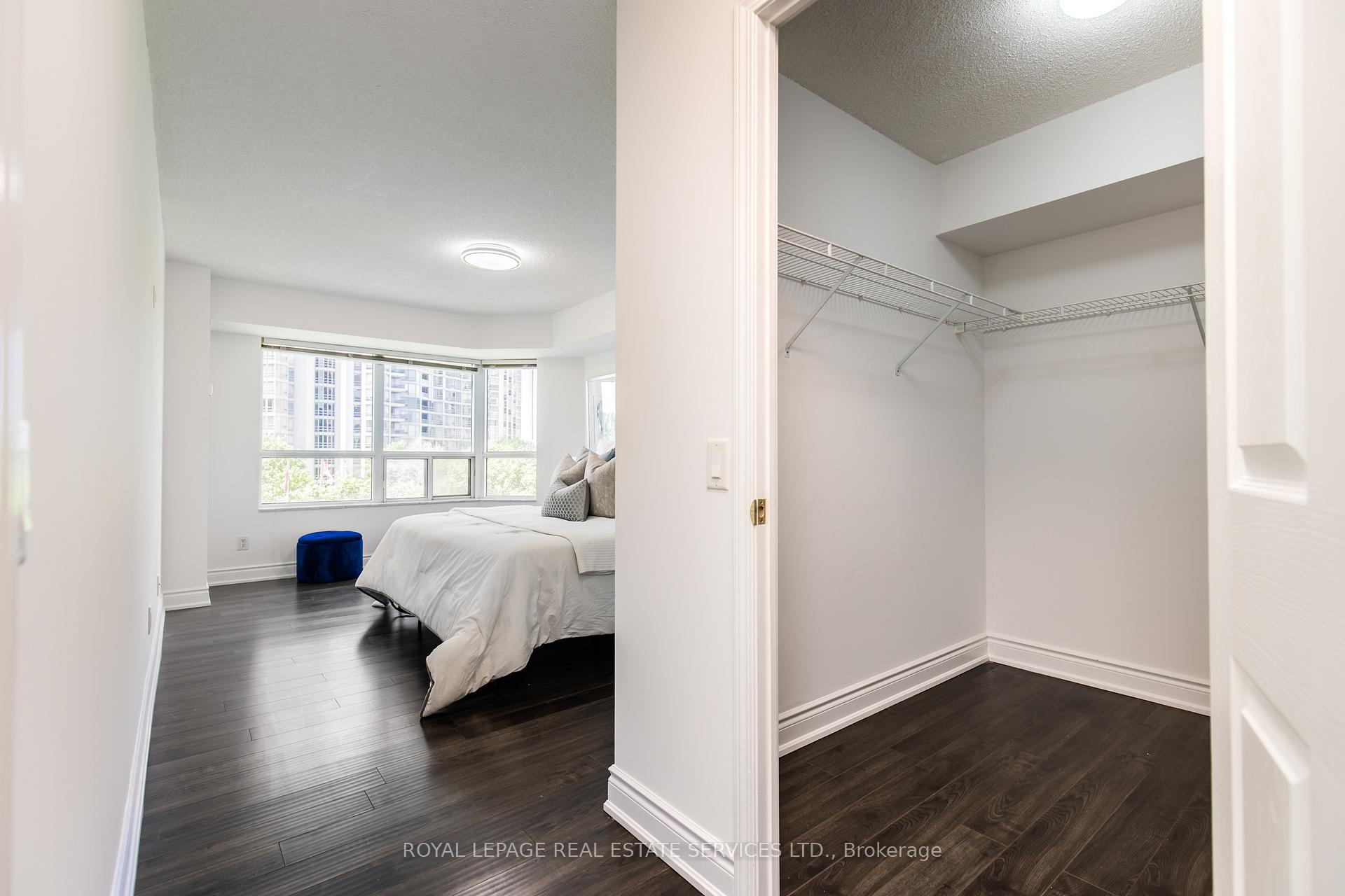 3 Bedrooms Condo at 25 Kingsbridge Garden, Mississauga For sale