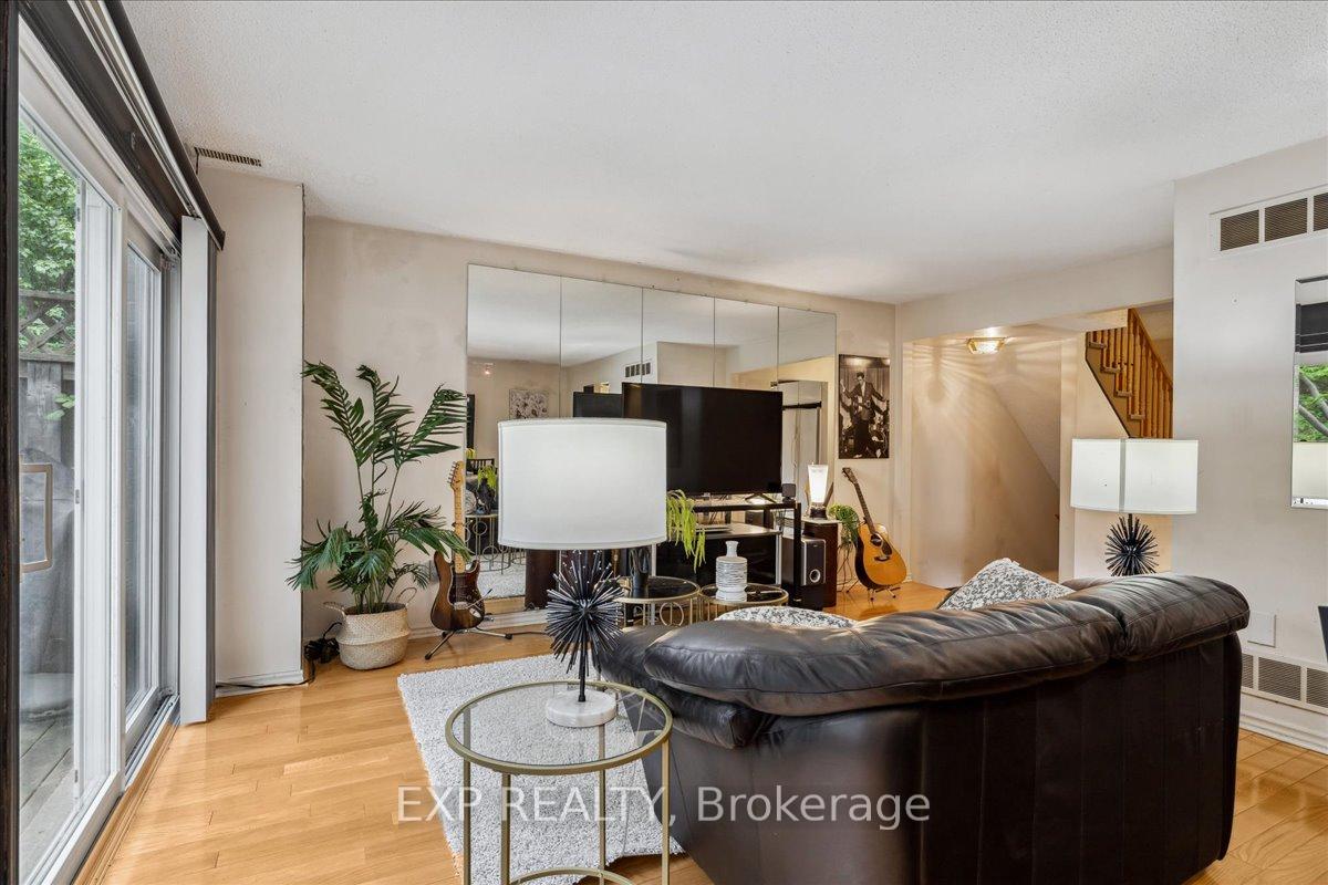 3 Bedrooms Condo at 62 Tamarack, Toronto For sale