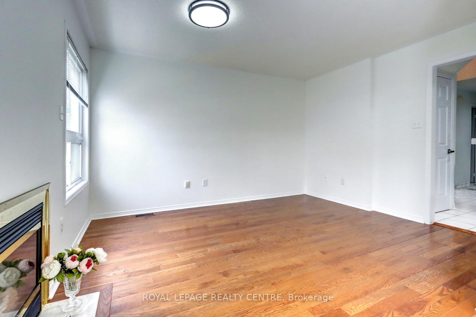 3 Bedrooms Condo at 5230 Glen Erin, Mississauga For sale