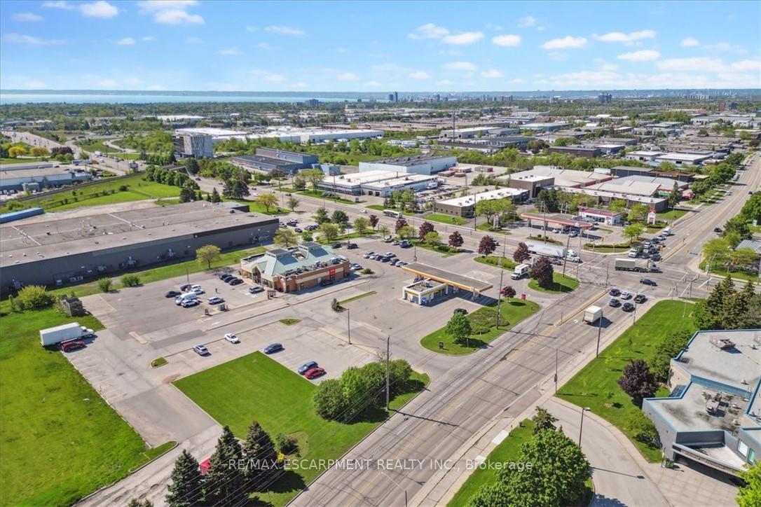 2 Bedrooms Condo at 4140 Foxwood, Burlington For sale