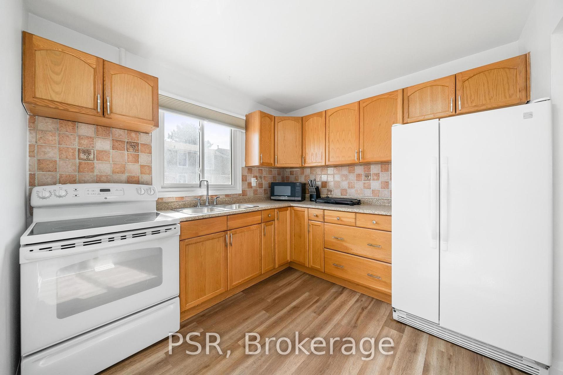 3 Bedrooms Condo at 10 Angus, Hamilton For sale