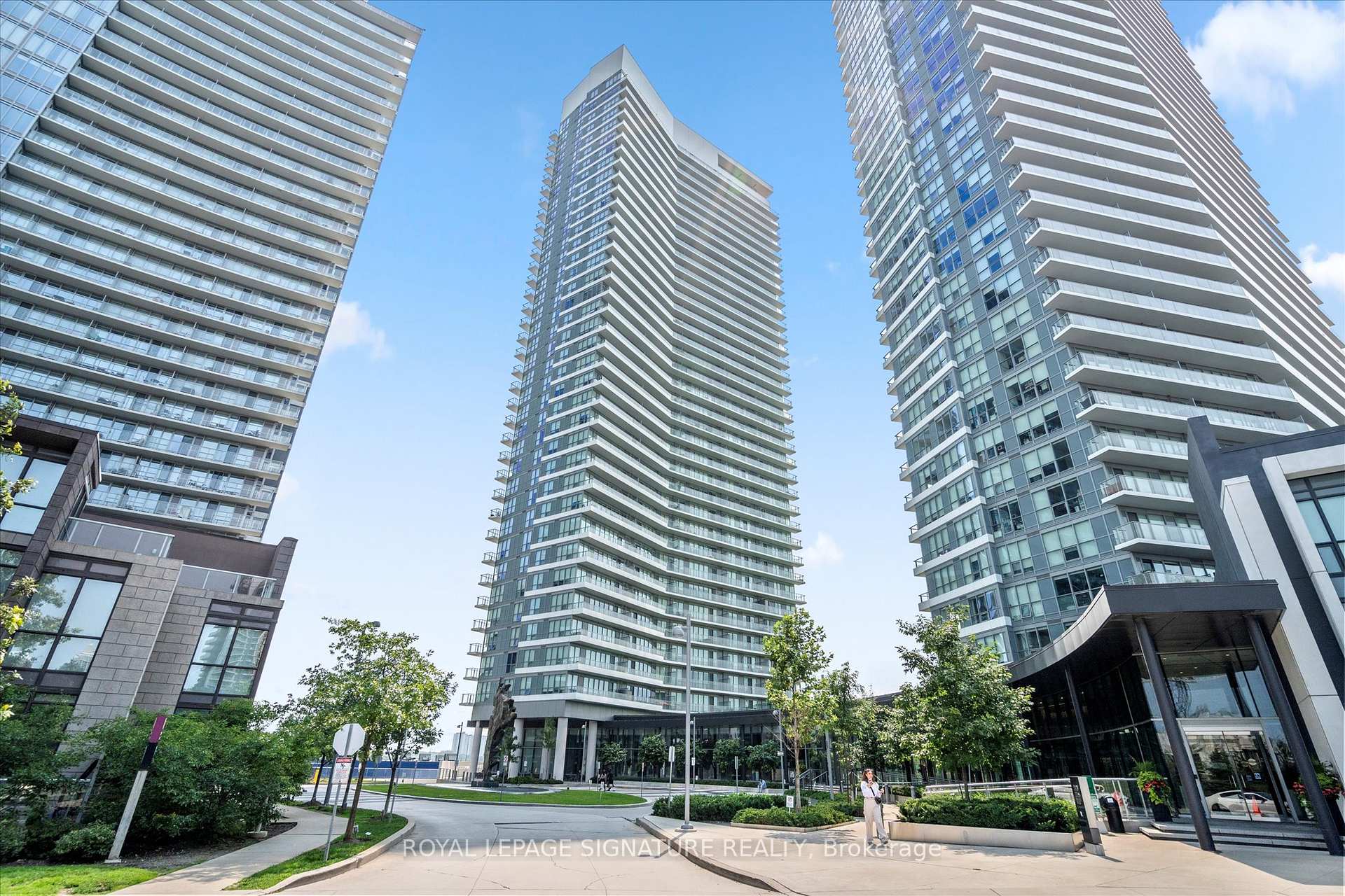 2 Bedrooms Condo at 117 McMahon, Toronto For sale
