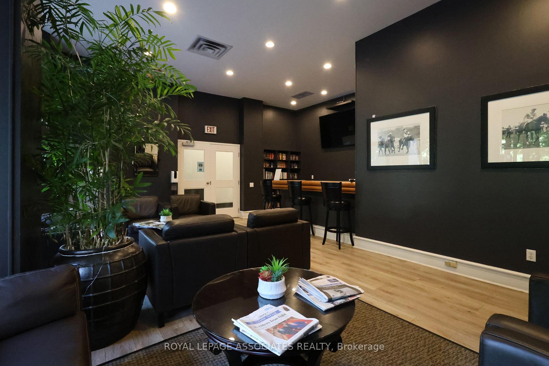 1 Bedroom Condo at 21 Overlea, Toronto For sale