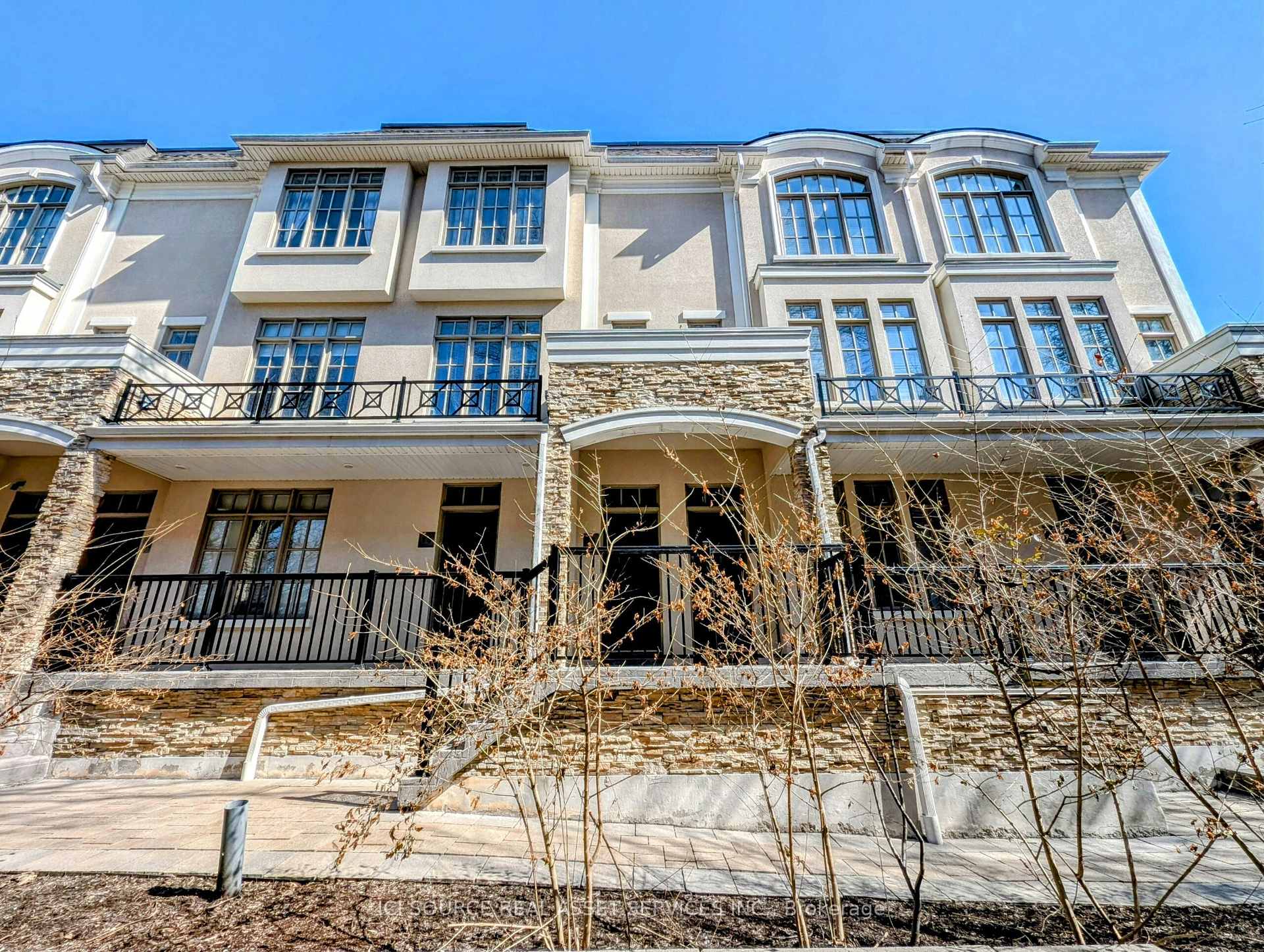 2 Bedrooms Condo at 3077 Cawthra,  Mississauga For sale