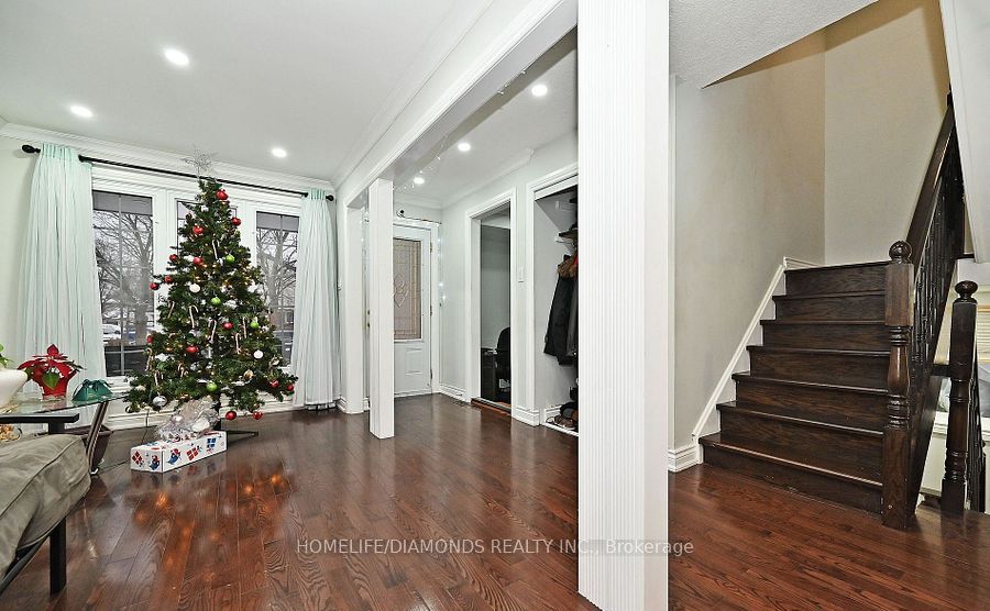 32 BARRINGTON Crescent
