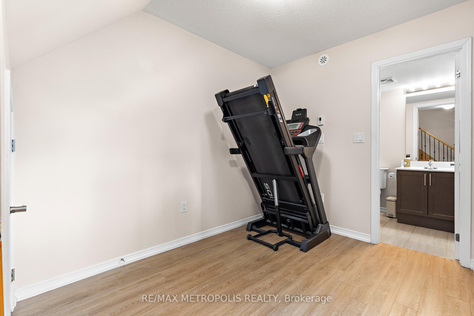 2 Bedrooms Condo at 24 Fieldway,  Toronto For sale