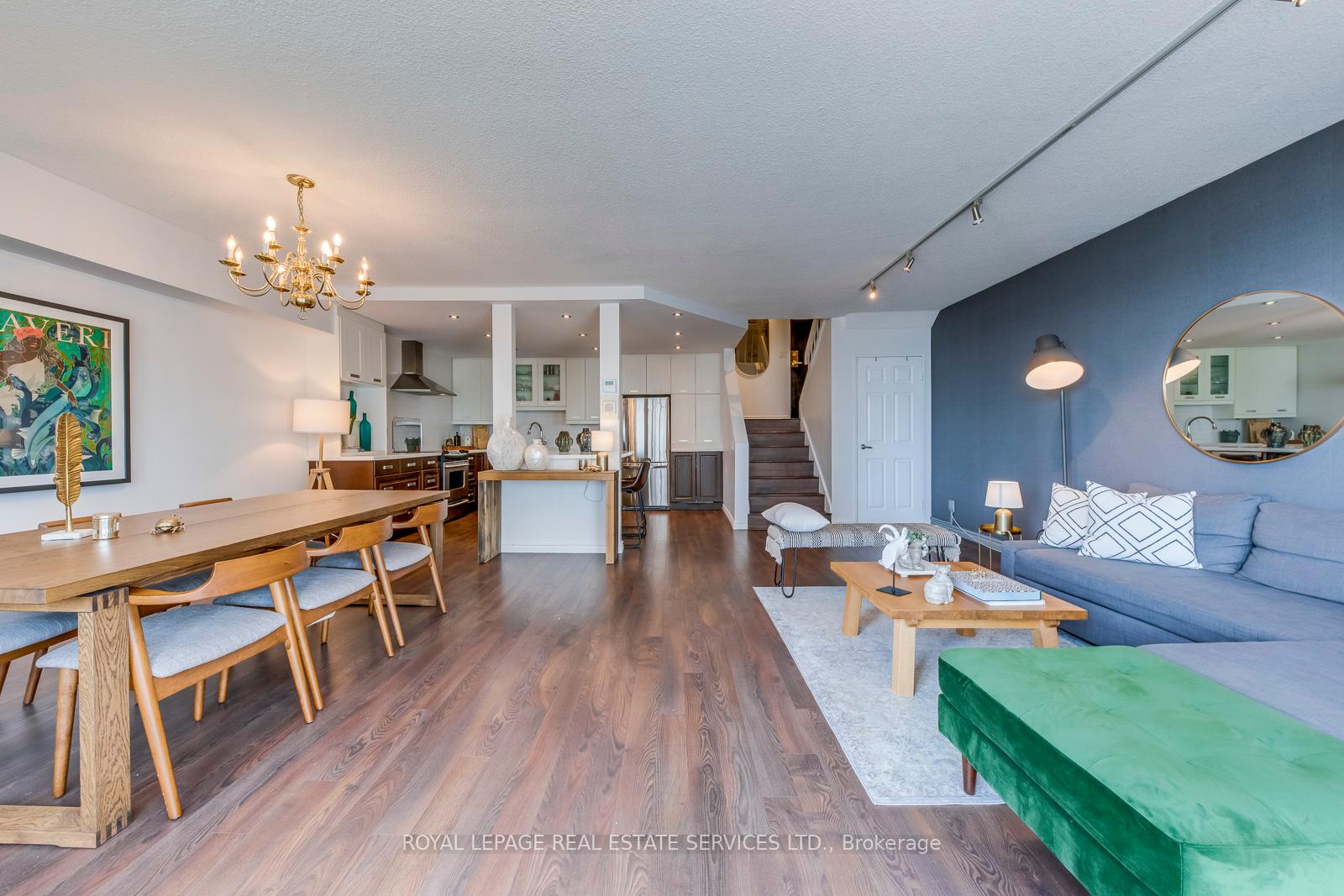2 Bedrooms Condo at 33 Harbour, Toronto For sale