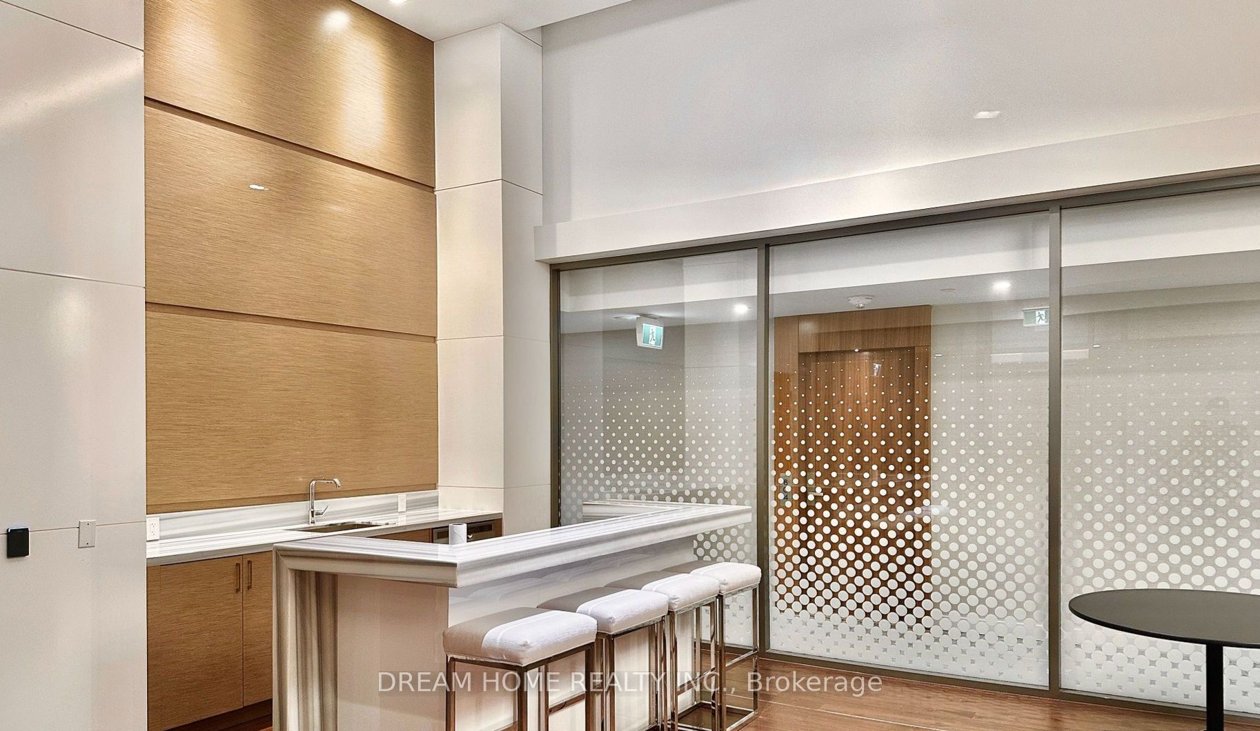 15 Queens Quay E, #515