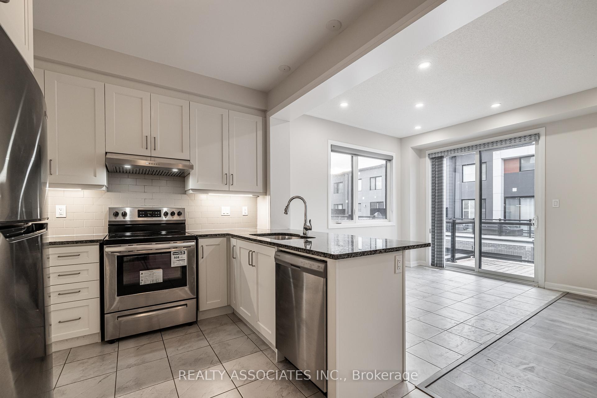4 Bedrooms Condo at 133 Grovewood, Oakville For sale