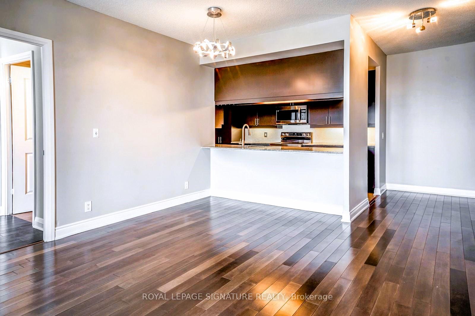 3 Bedrooms Condo at 1055 Southdown, Mississauga For sale