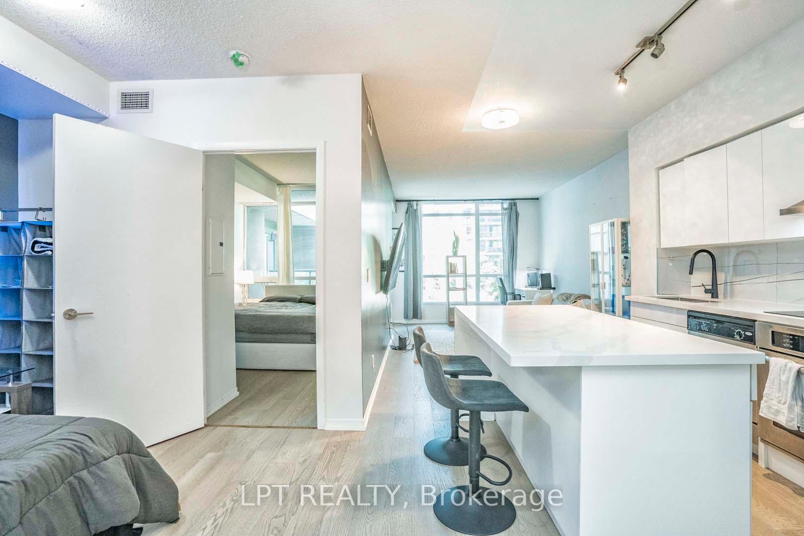 2 Bedrooms Condo at 215 Fort York, Toronto For sale