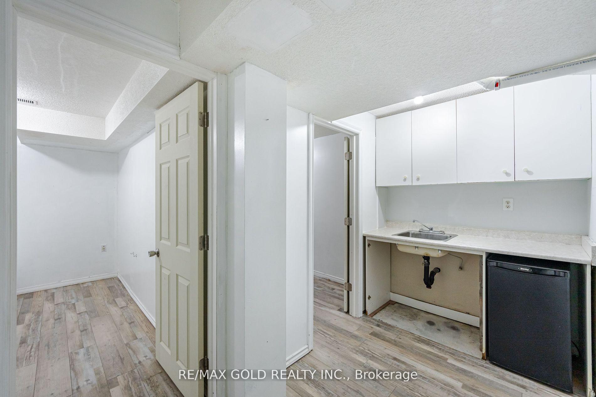 5 Bedrooms Condo at 24 Norman Wesley,  Toronto For sale