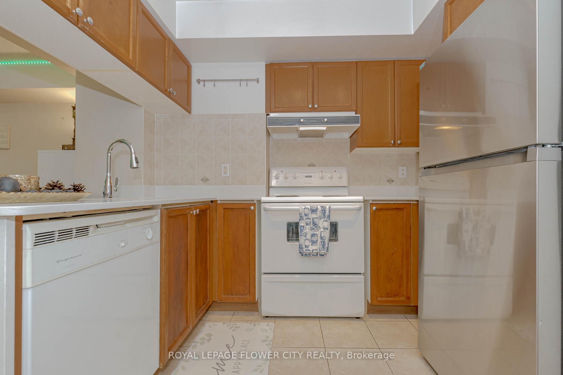 2 Bedrooms Condo at 1 Elm,  Mississauga For sale